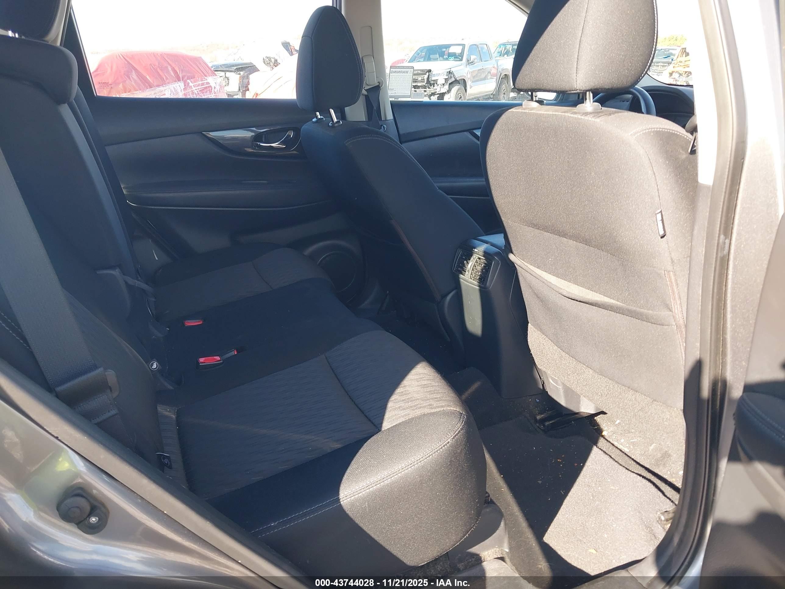 NISSAN ROGUE image 8