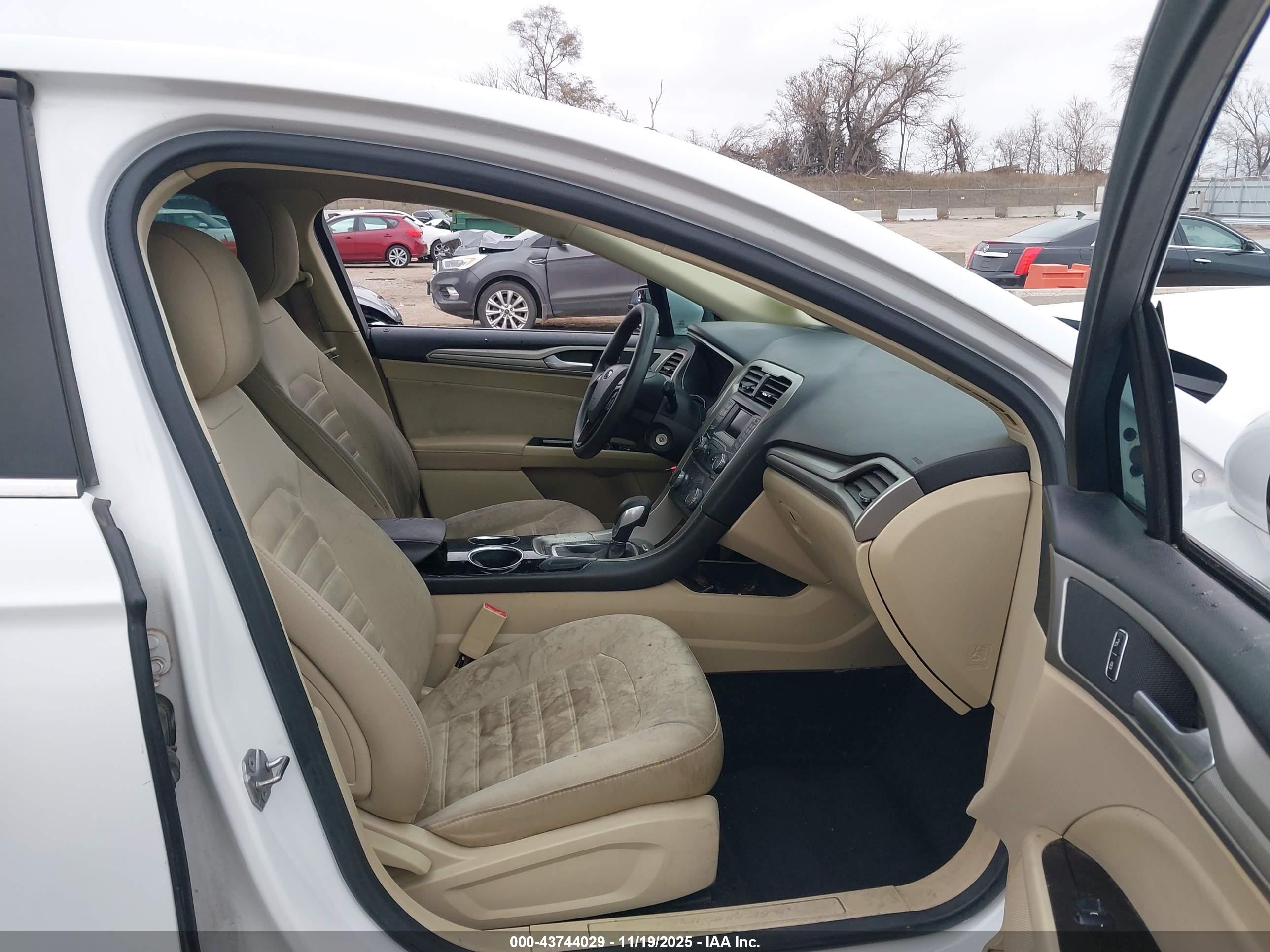 FORD FUSION image 5