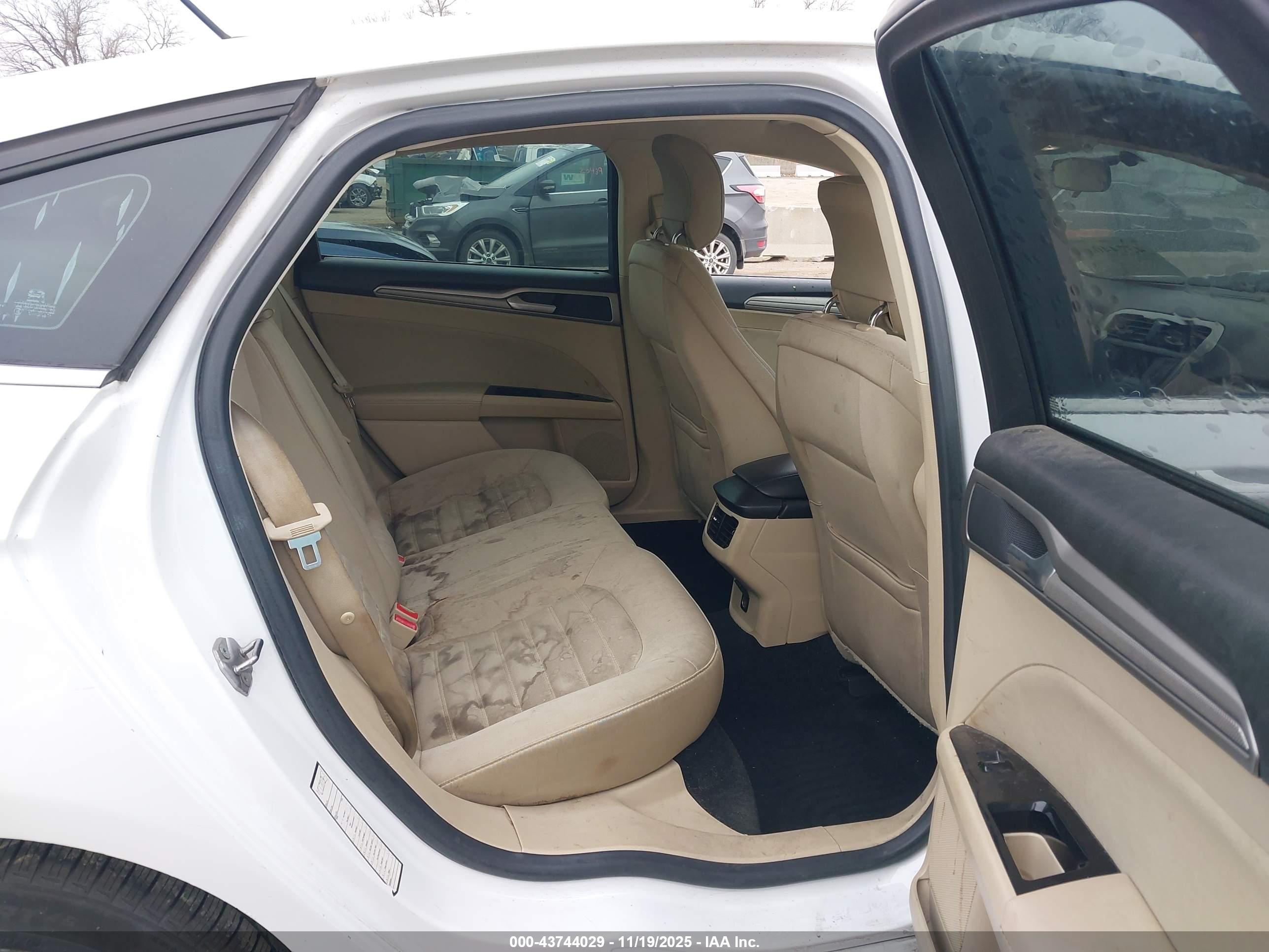 FORD FUSION image 8