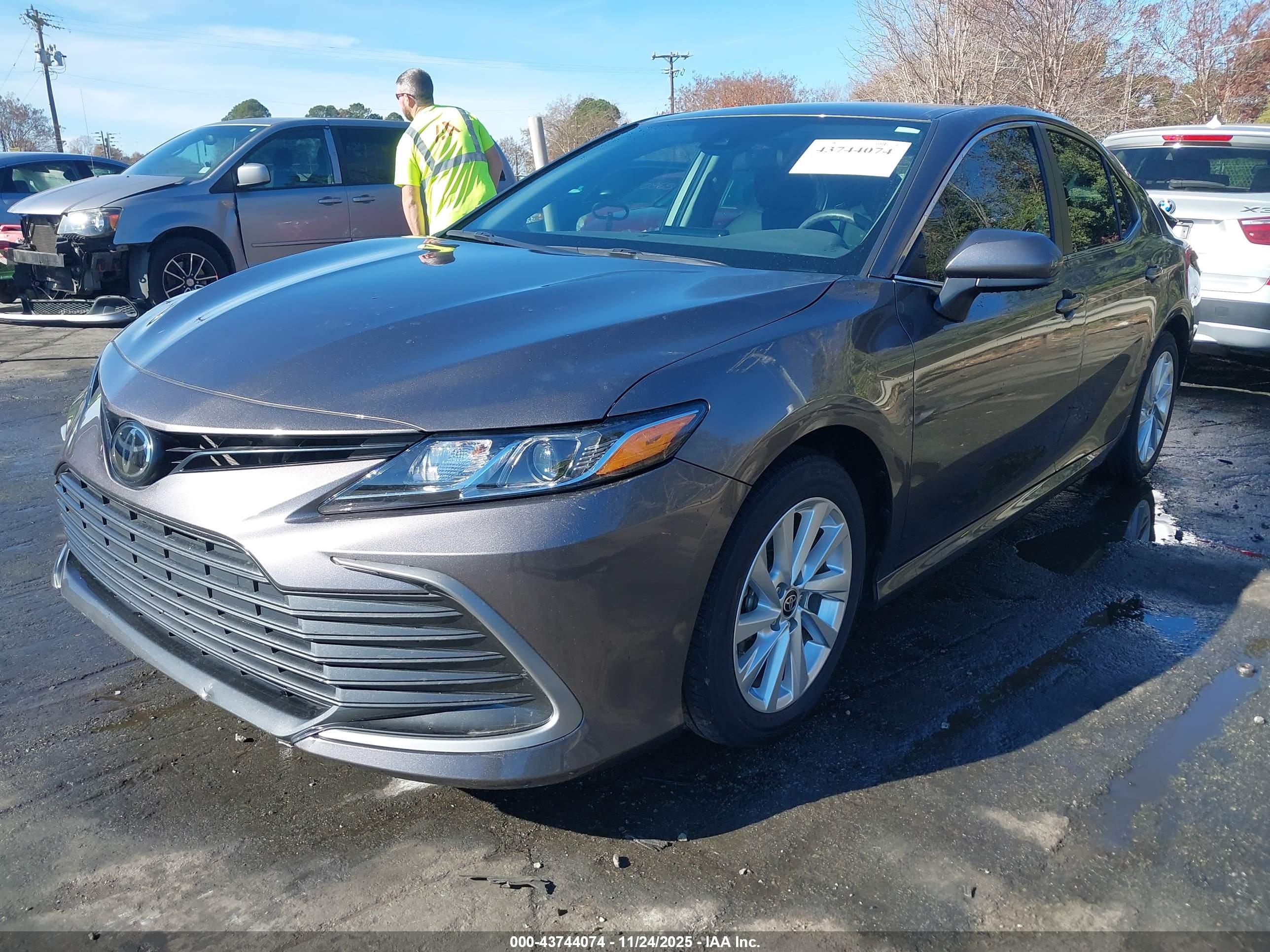 TOYOTA CAMRY image 2
