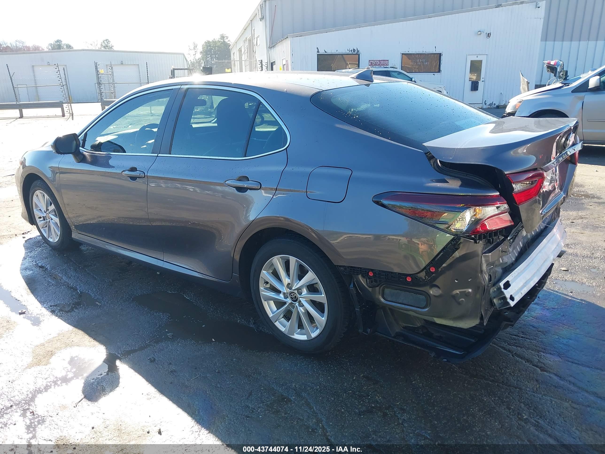 TOYOTA CAMRY image 3