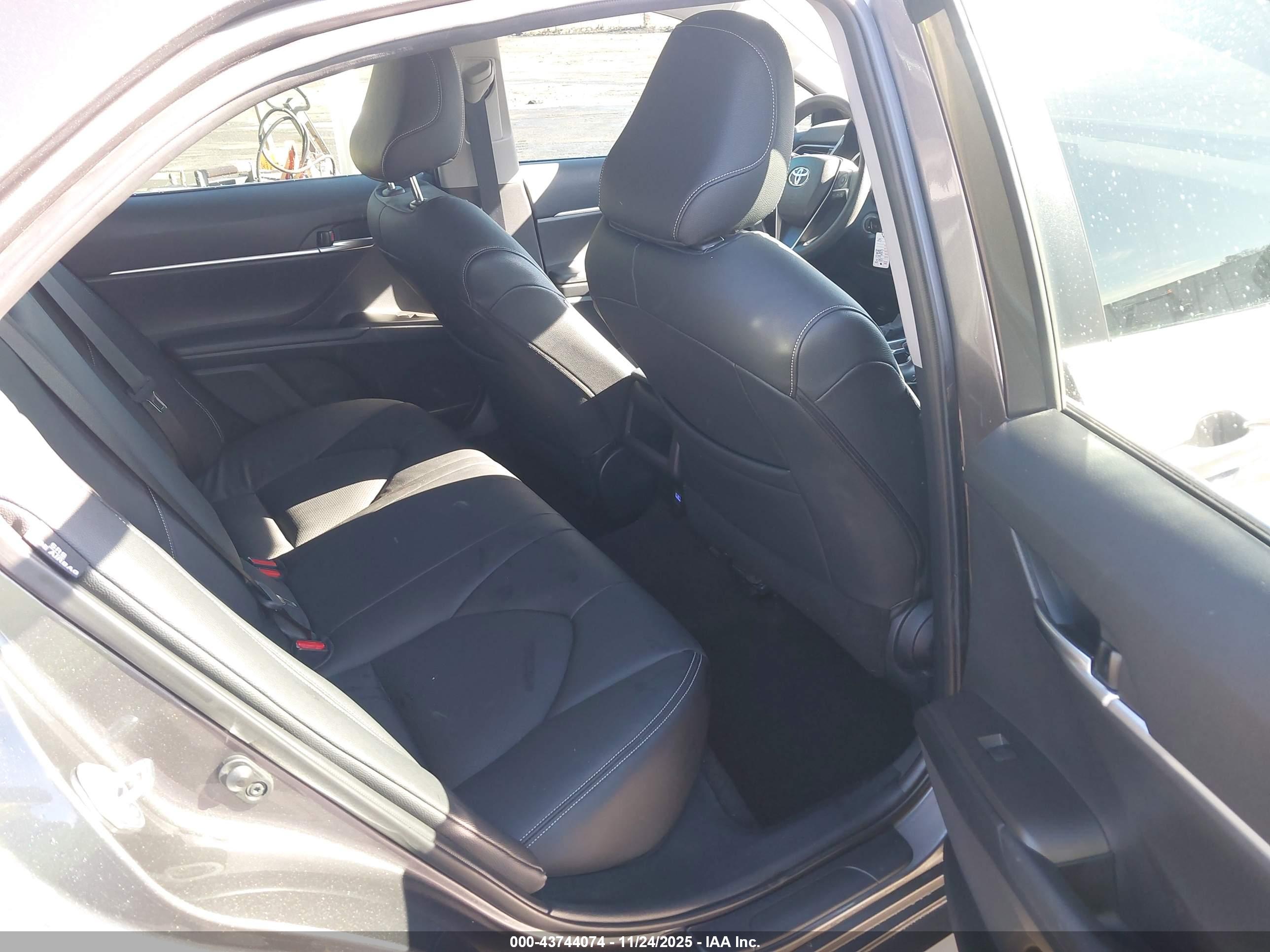 TOYOTA CAMRY image 8