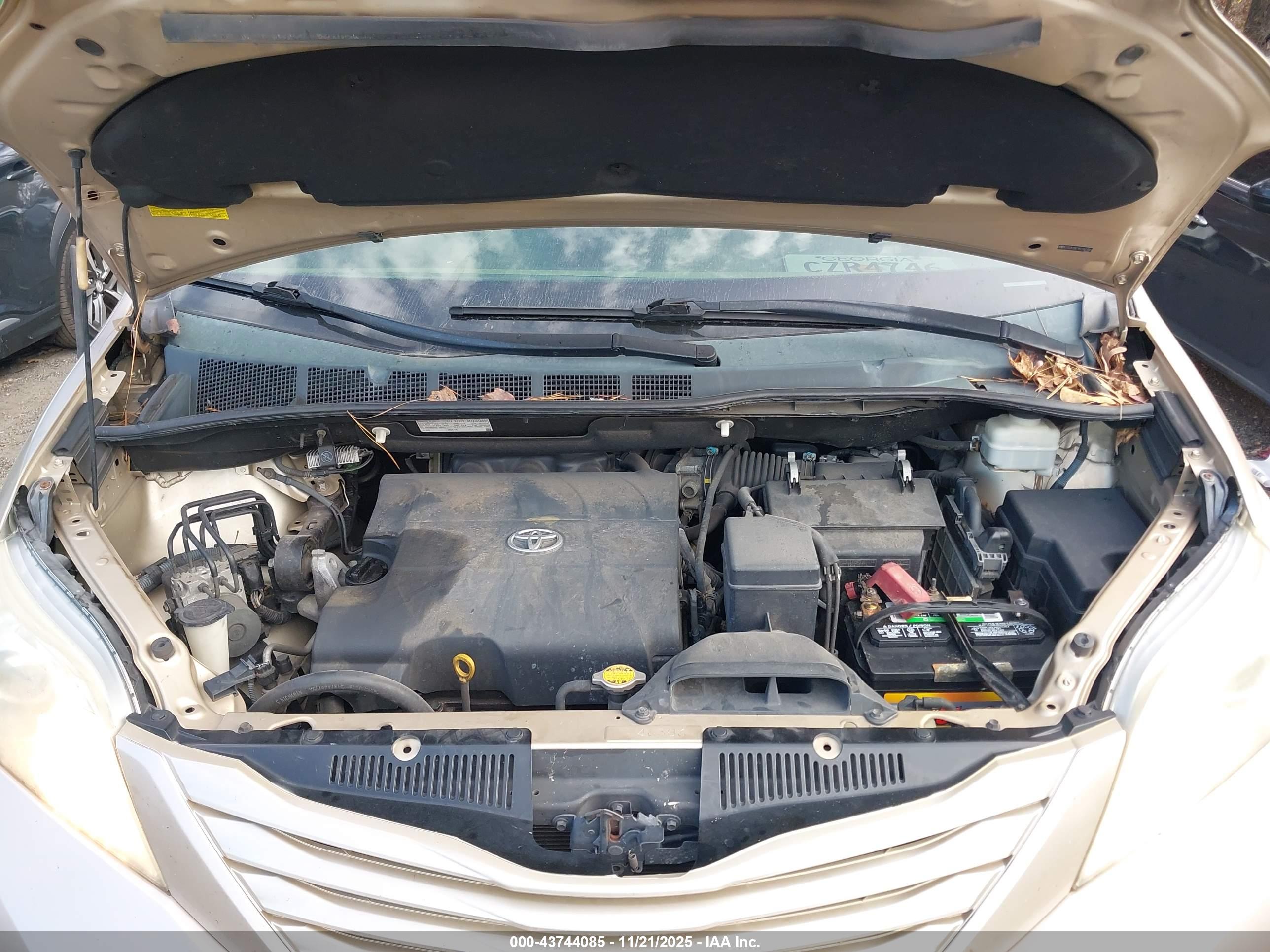 TOYOTA SIENNA image 10