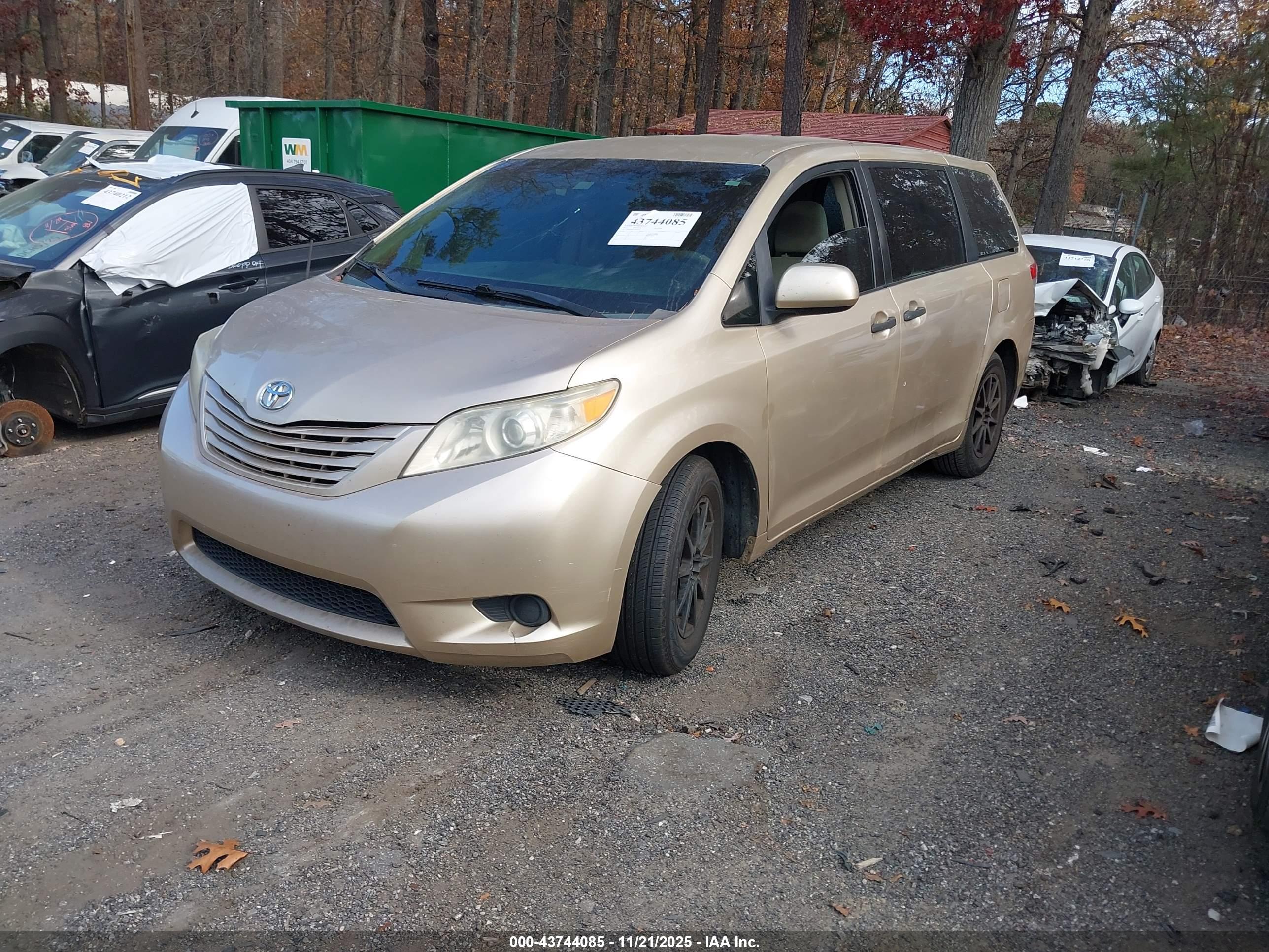 TOYOTA SIENNA image 2