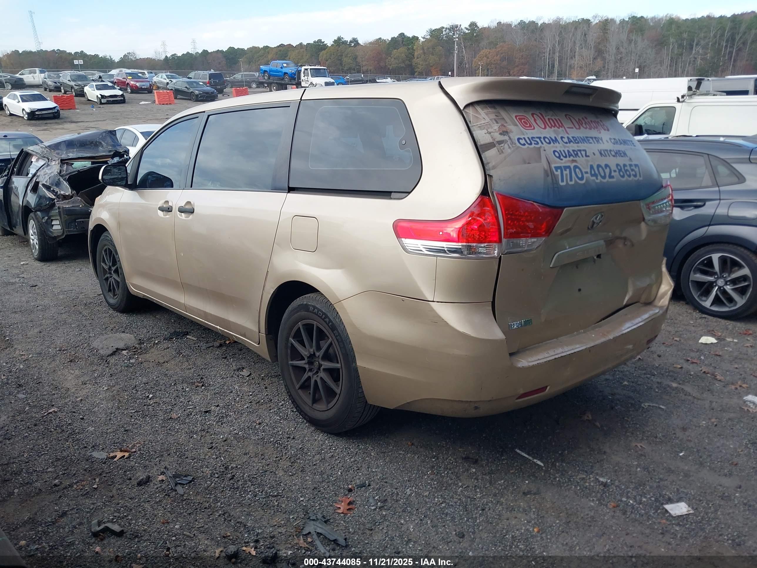 TOYOTA SIENNA image 3