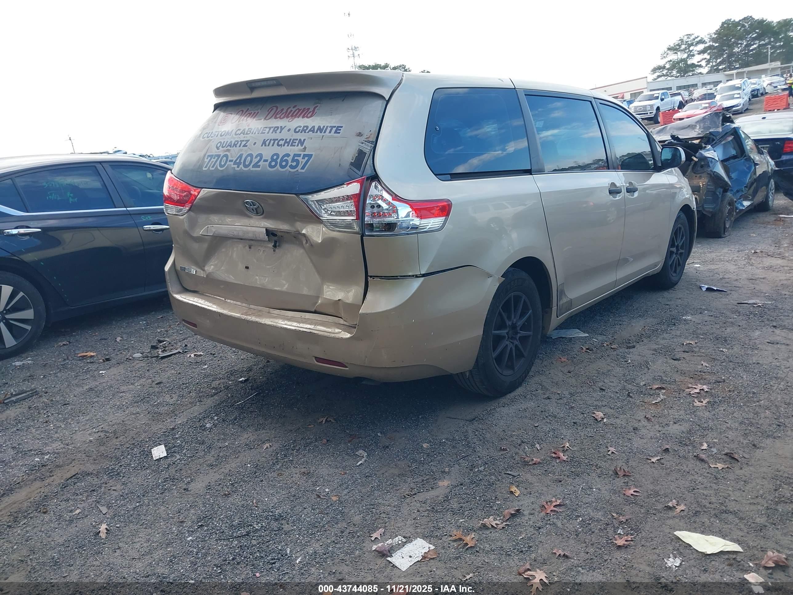 TOYOTA SIENNA image 4