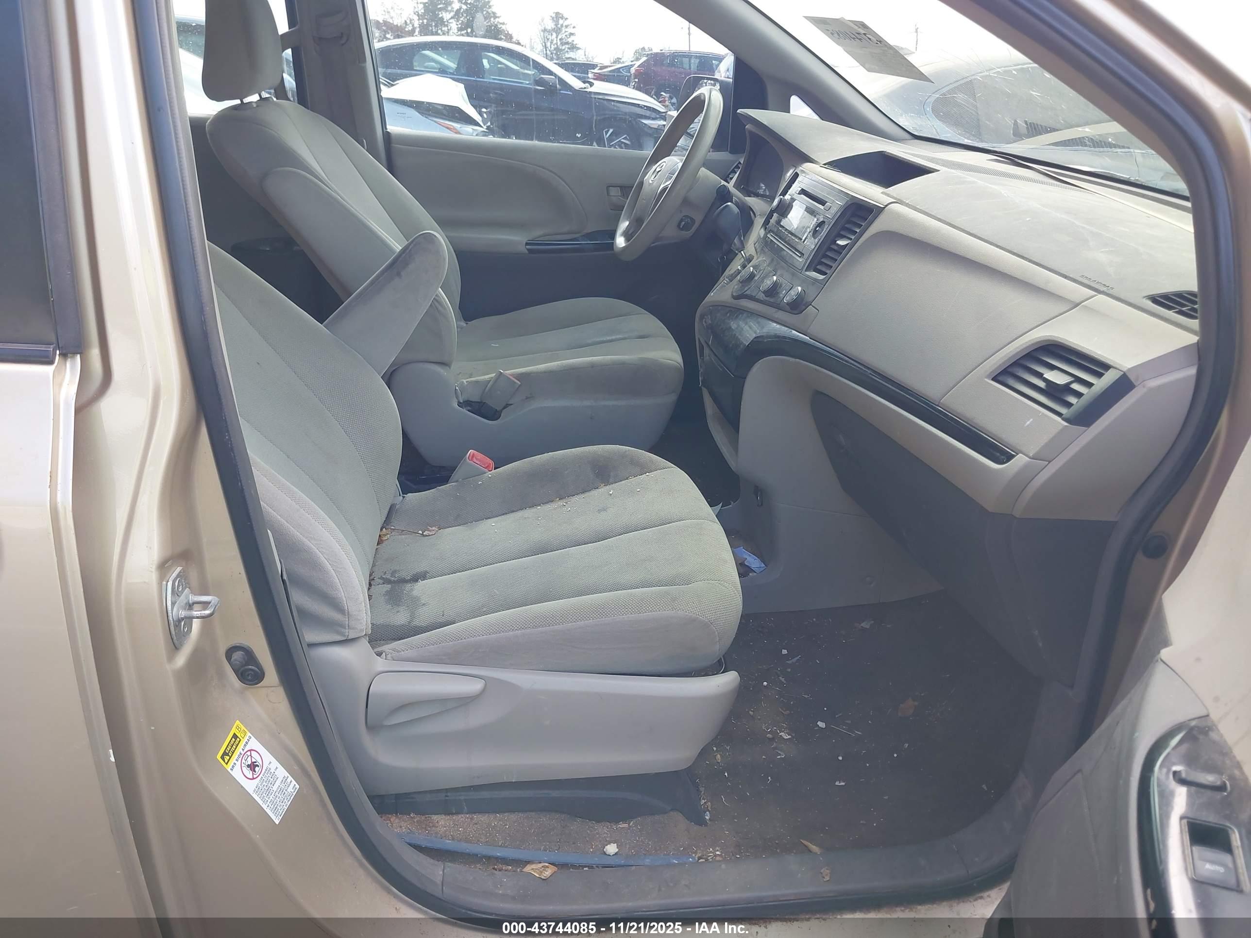 TOYOTA SIENNA image 5