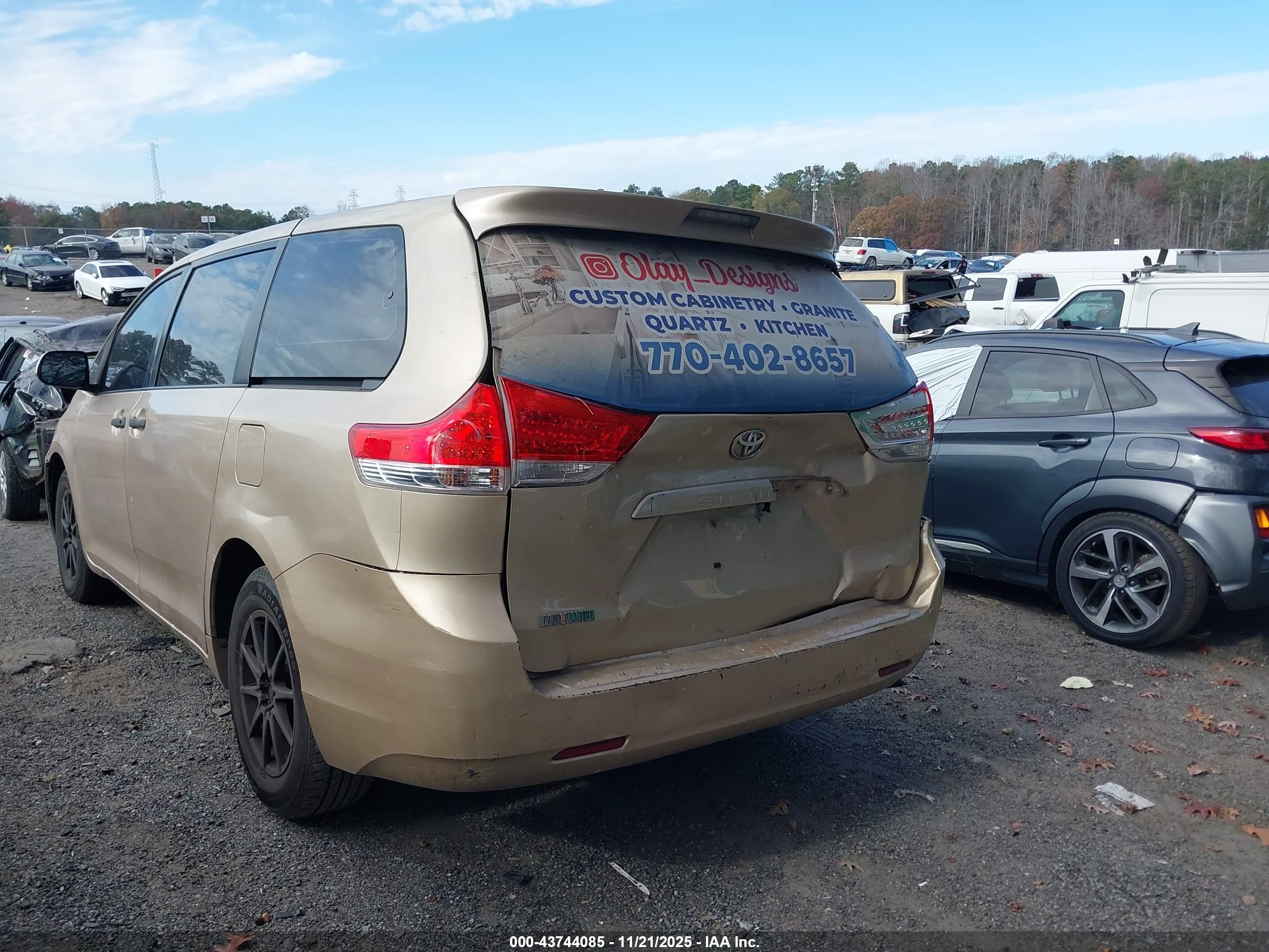 TOYOTA SIENNA image 6