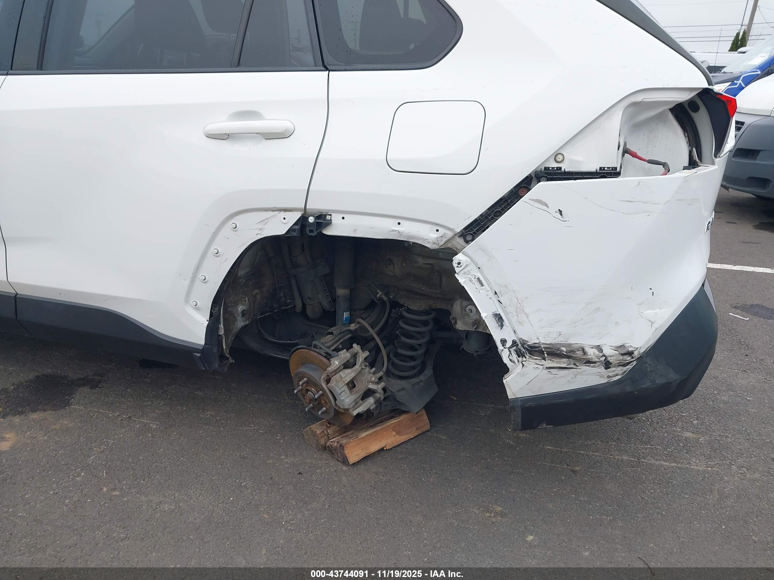 TOYOTA RAV4 image 6