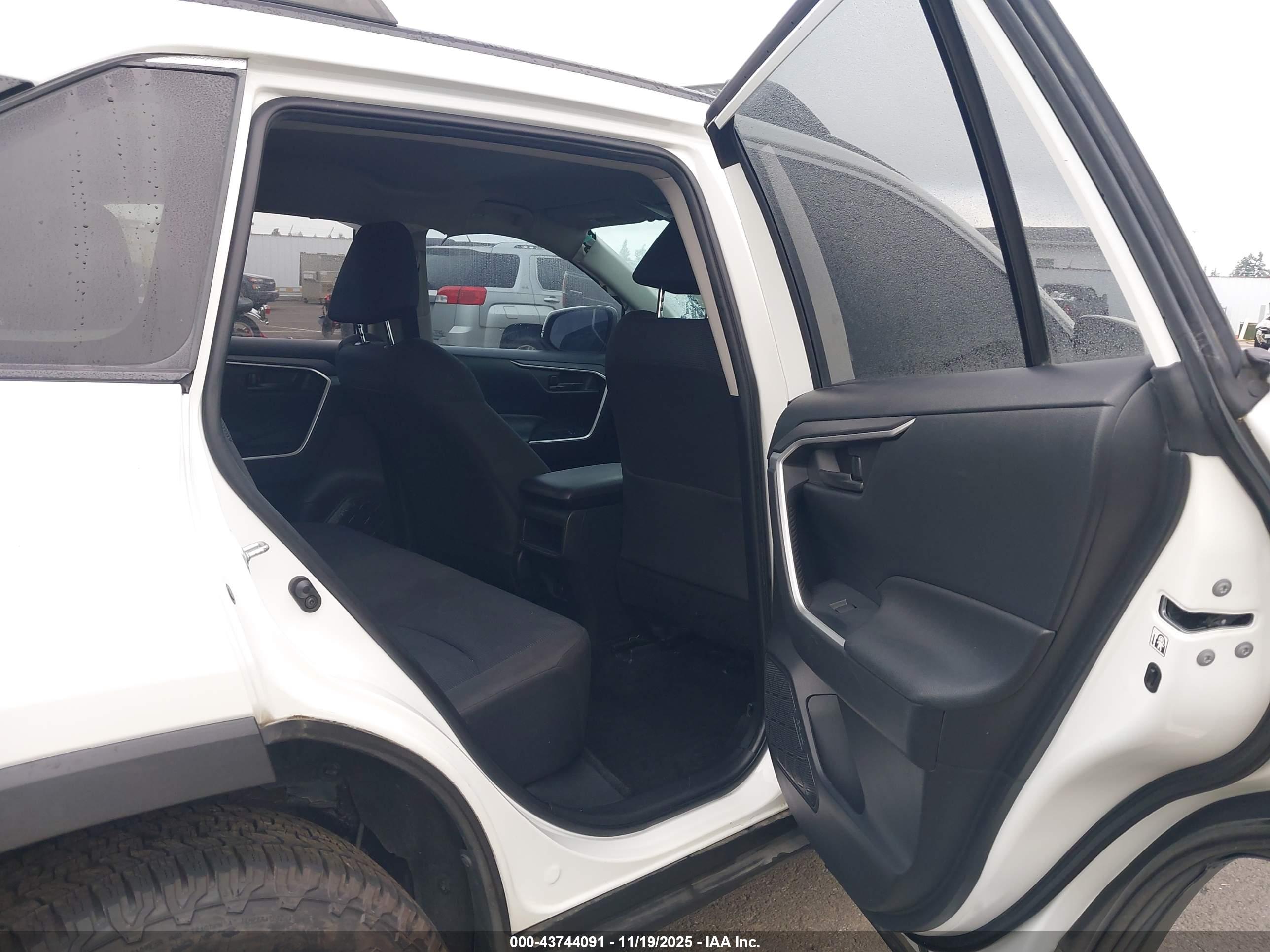 TOYOTA RAV4 image 8