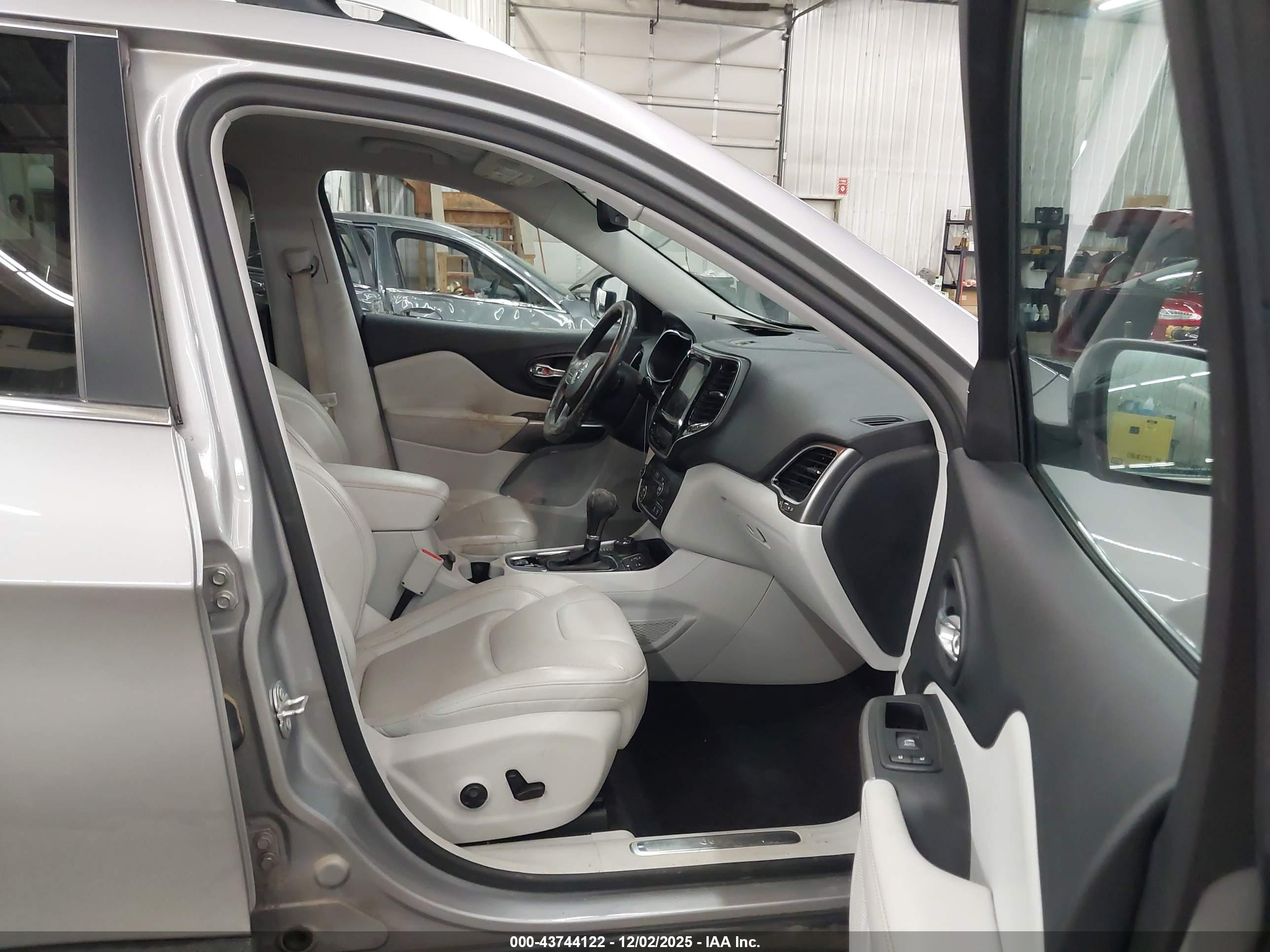 JEEP CHEROKEE image 5