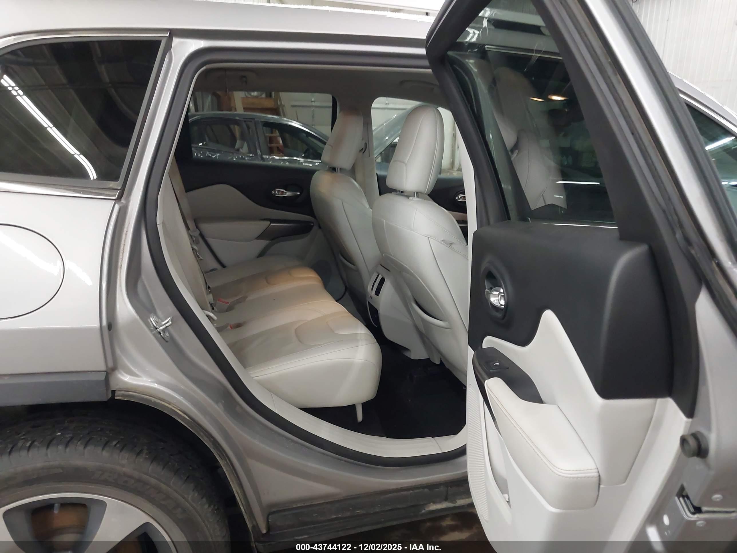 JEEP CHEROKEE image 8
