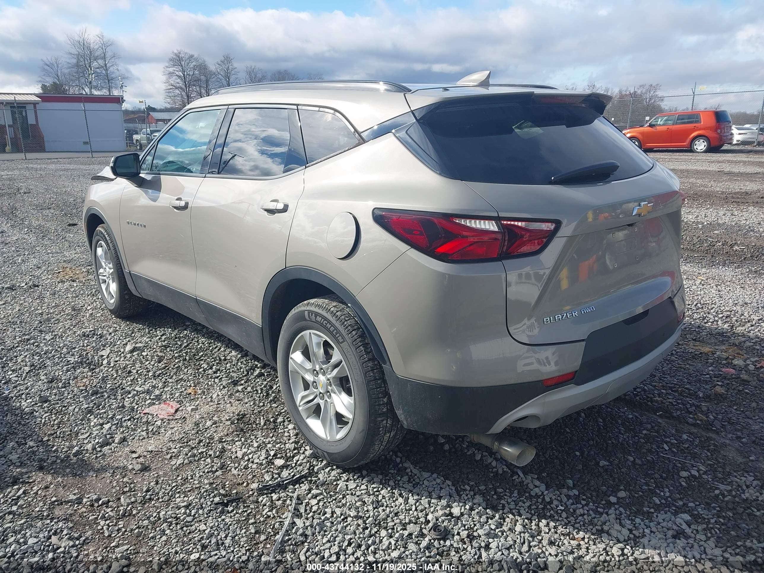 CHEVROLET BLAZER image 3