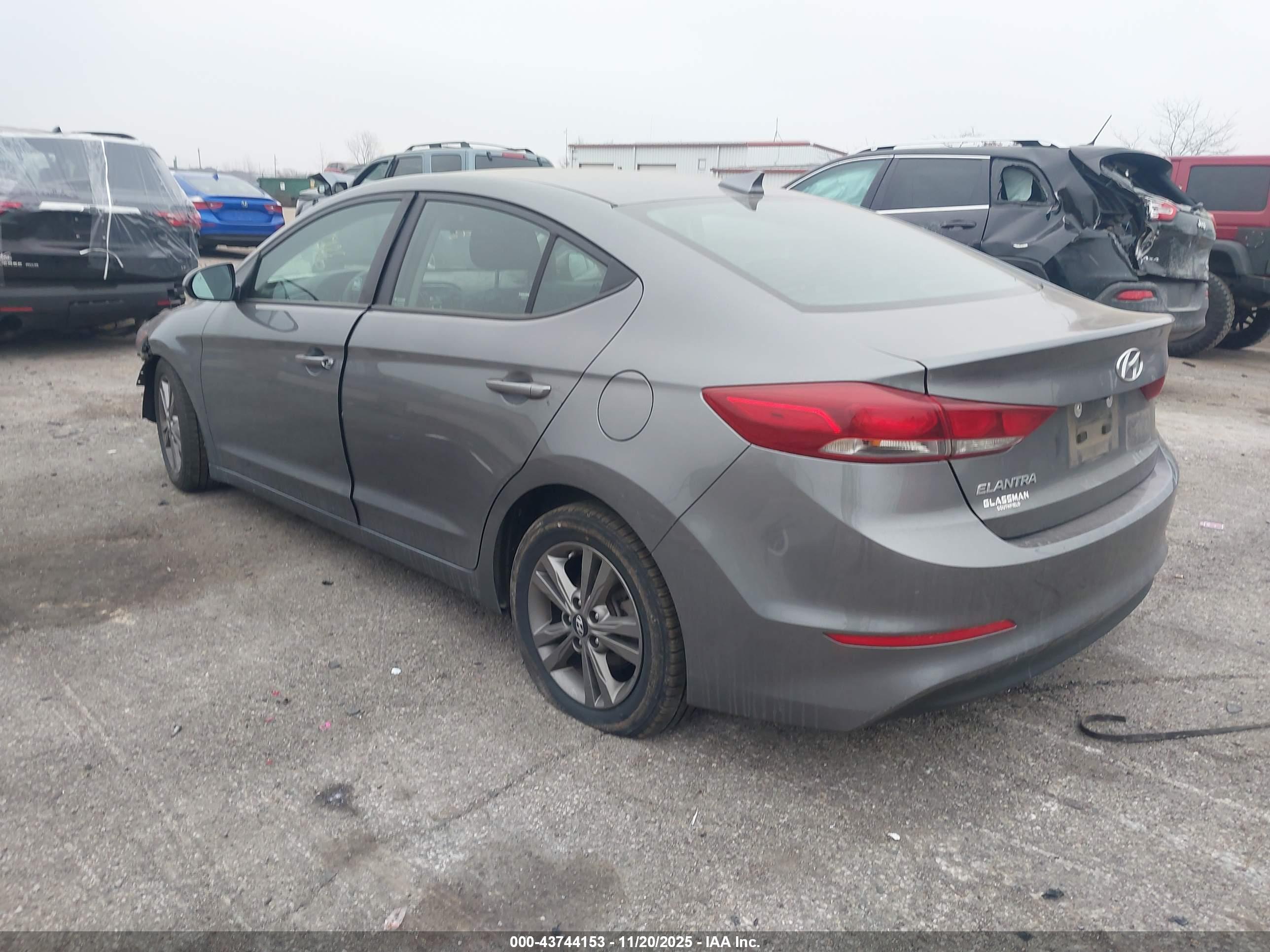 HYUNDAI ELANTRA image 3