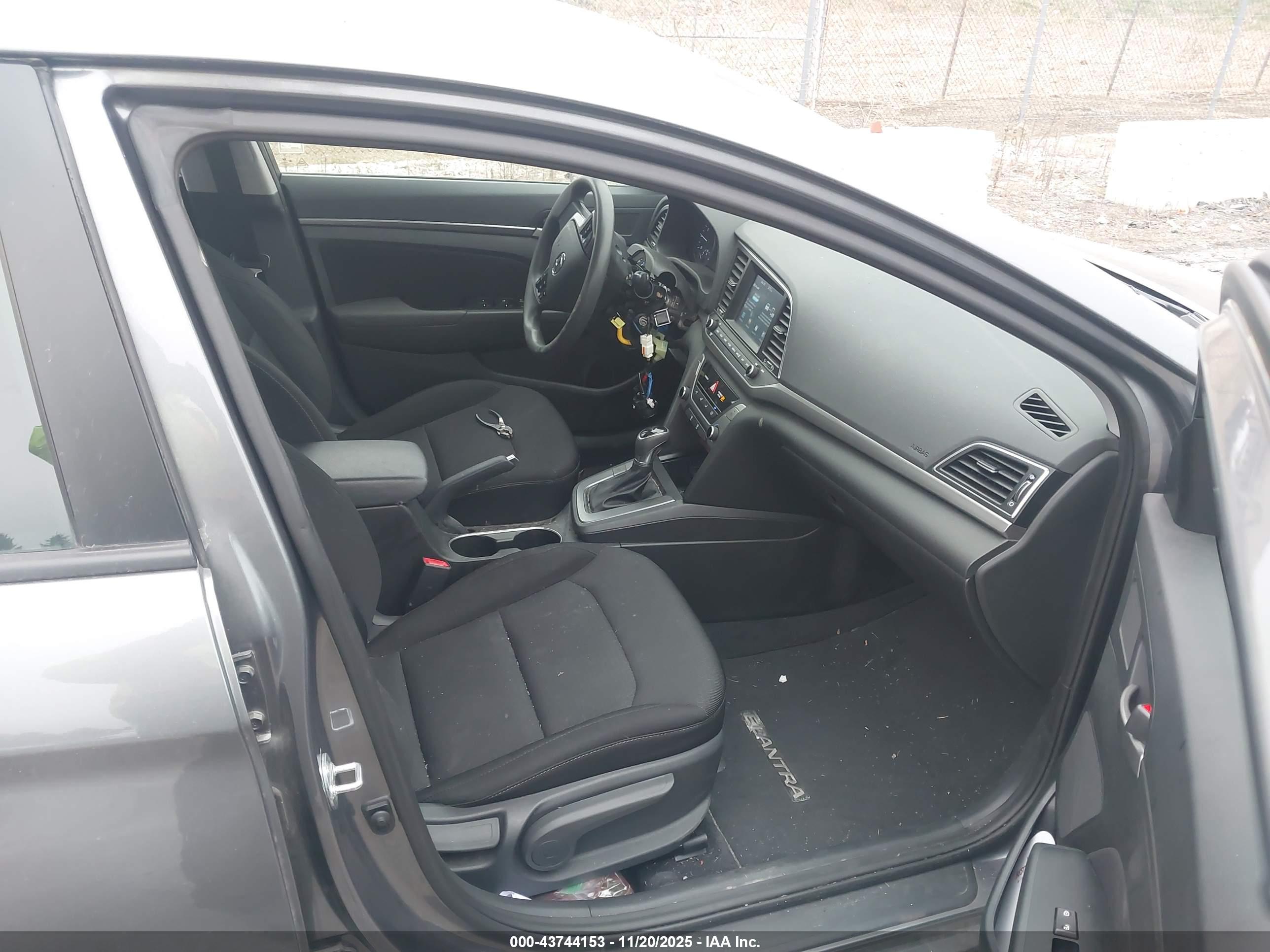 HYUNDAI ELANTRA image 5