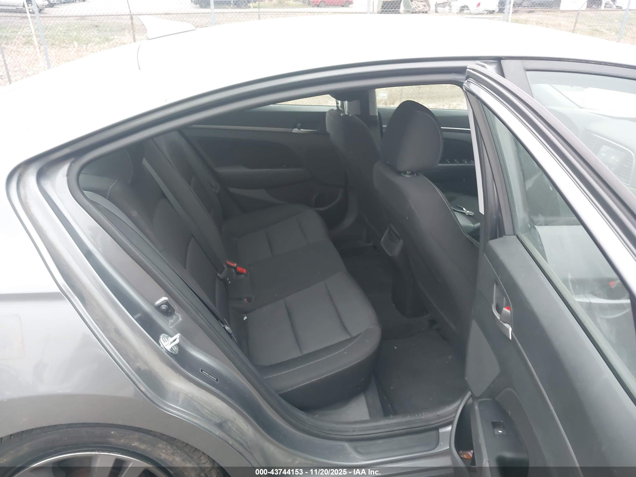 HYUNDAI ELANTRA image 8