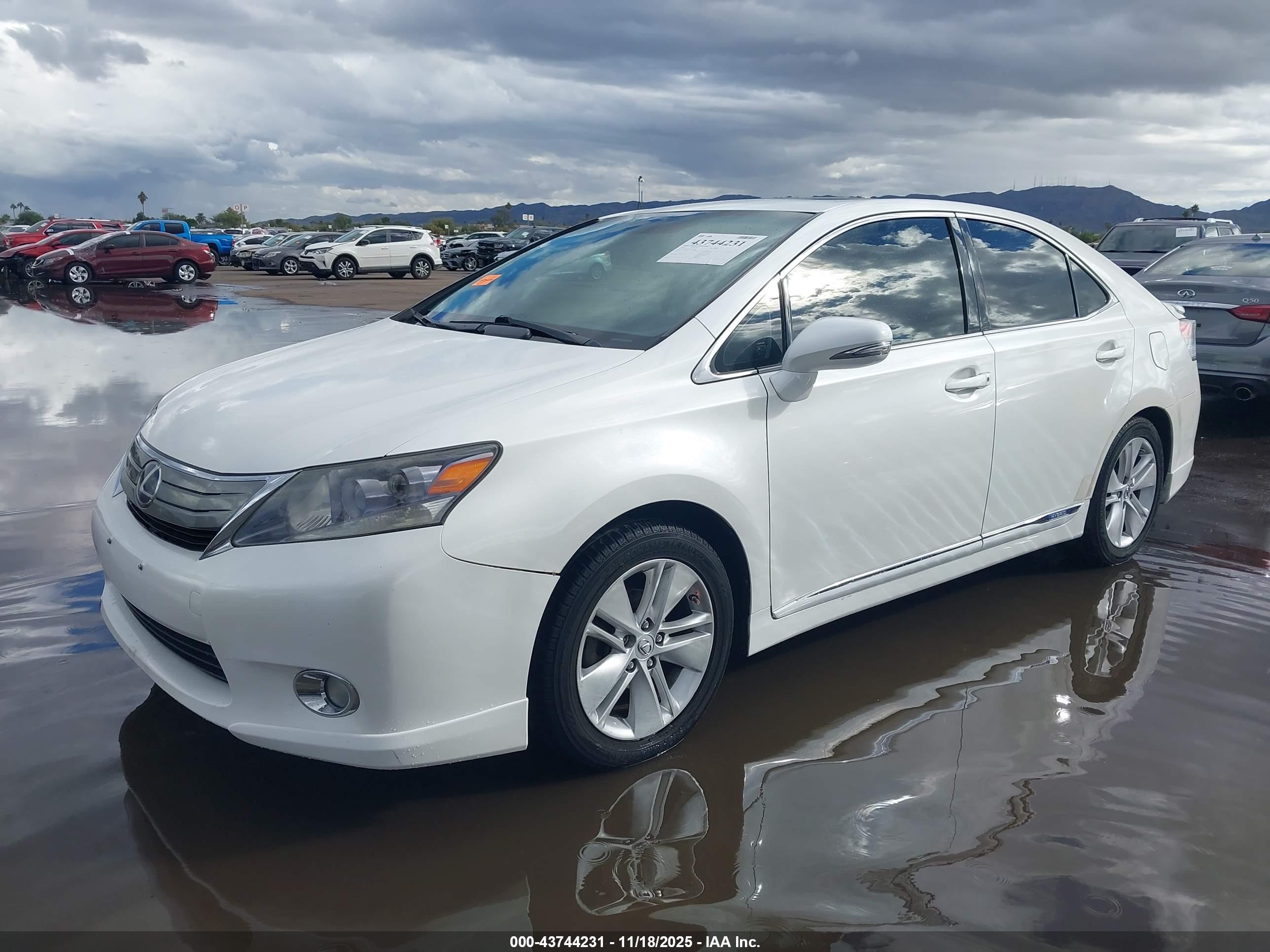 LEXUS HS image 2