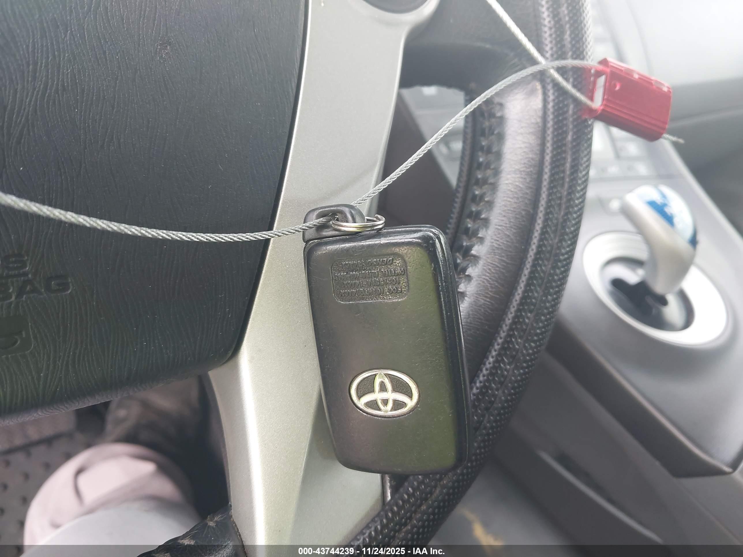 TOYOTA PRIUS image 11