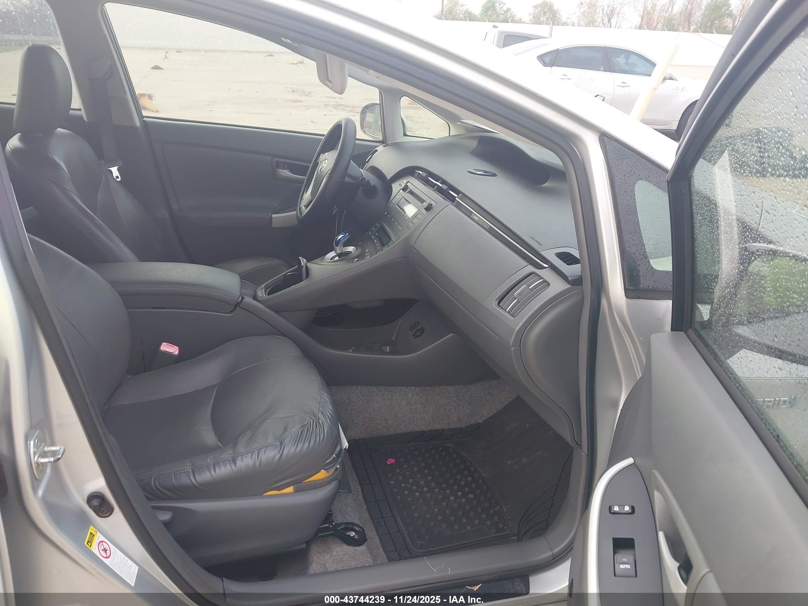 TOYOTA PRIUS image 5