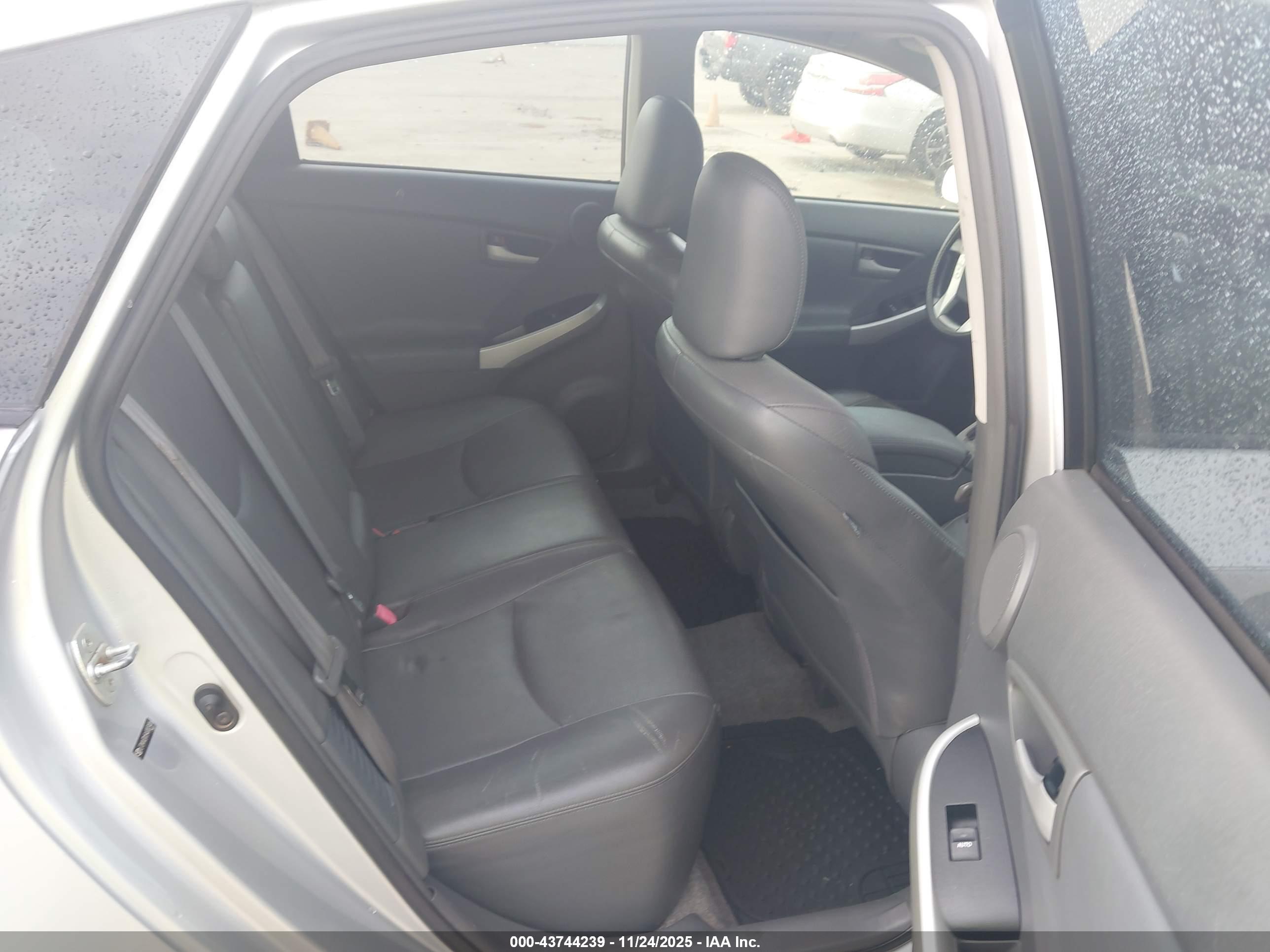 TOYOTA PRIUS image 8