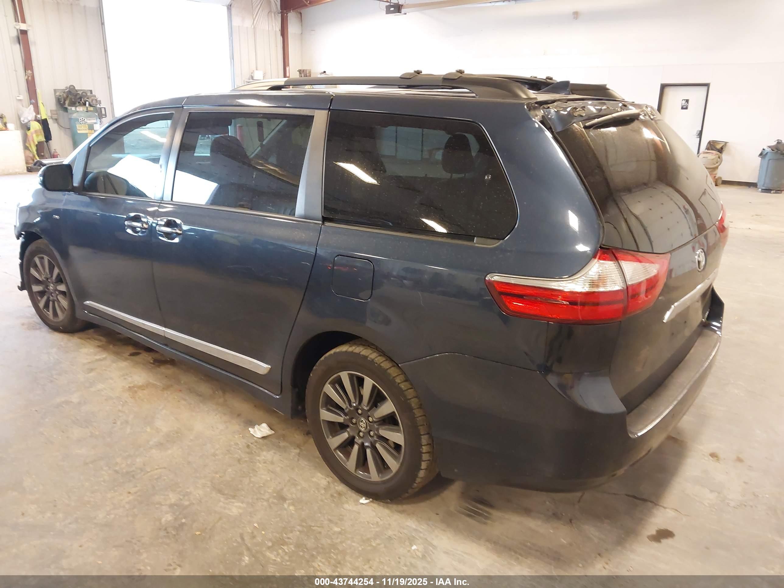 TOYOTA SIENNA image 3