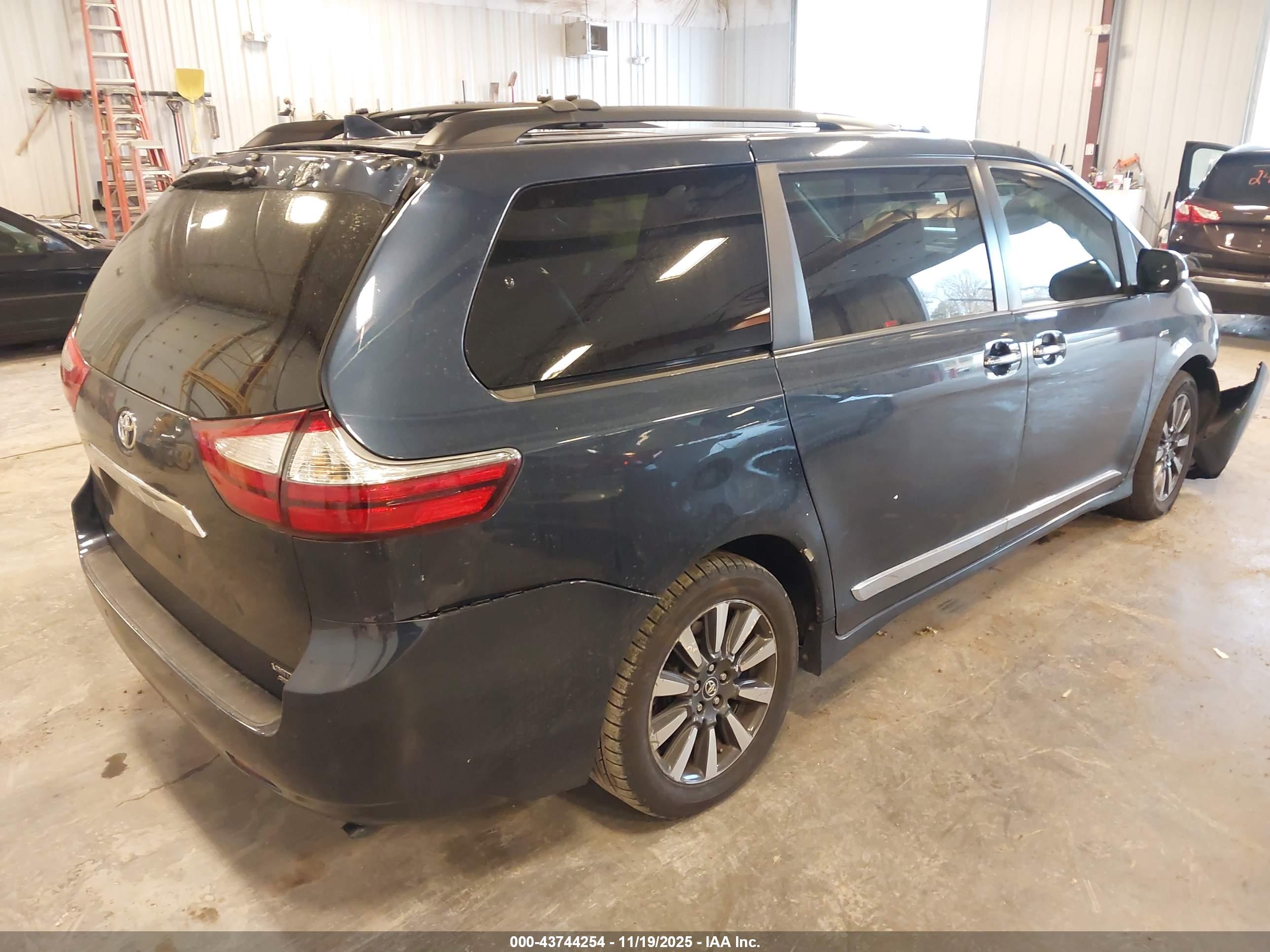 TOYOTA SIENNA image 4