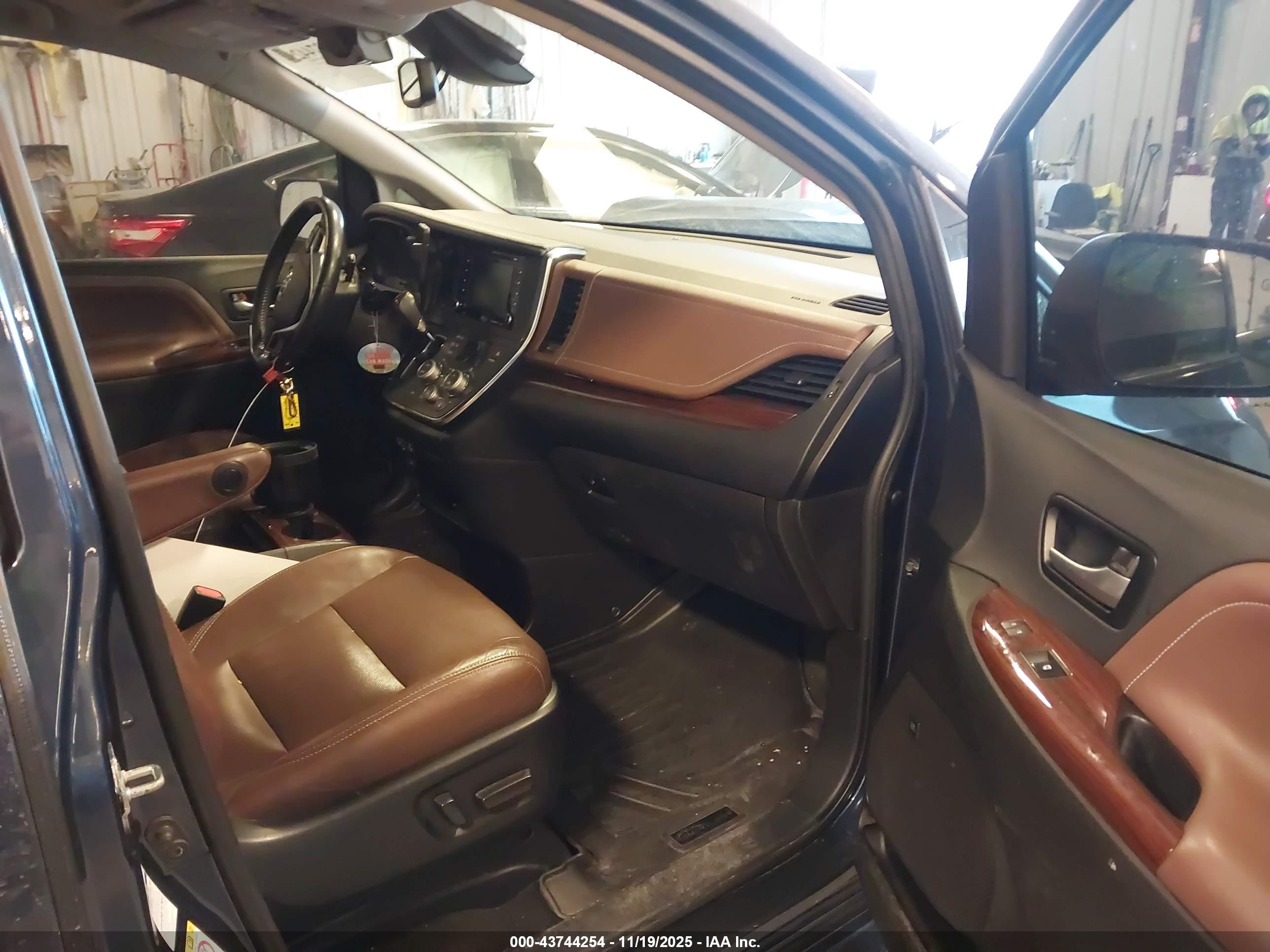 TOYOTA SIENNA image 5