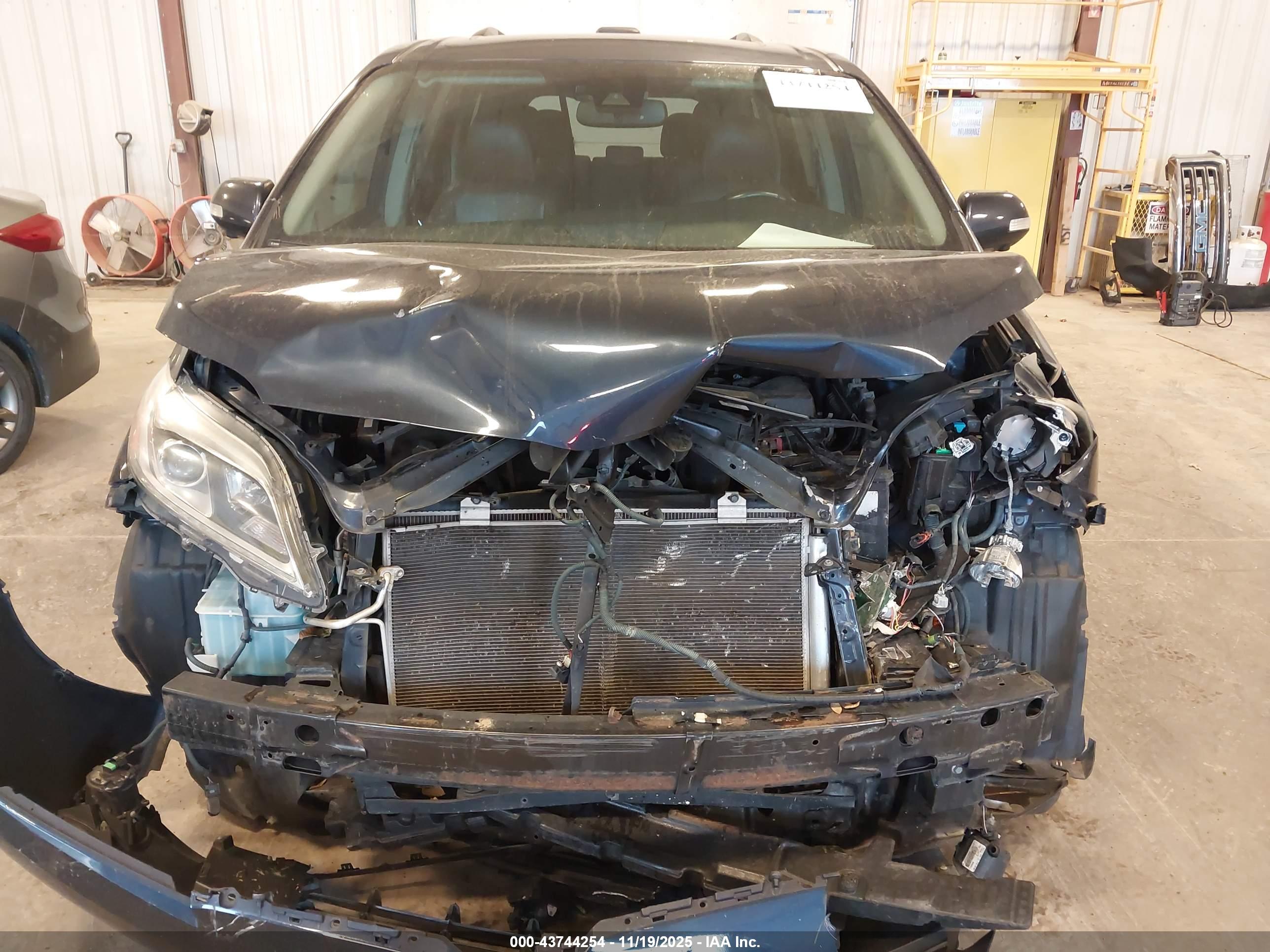 TOYOTA SIENNA image 6