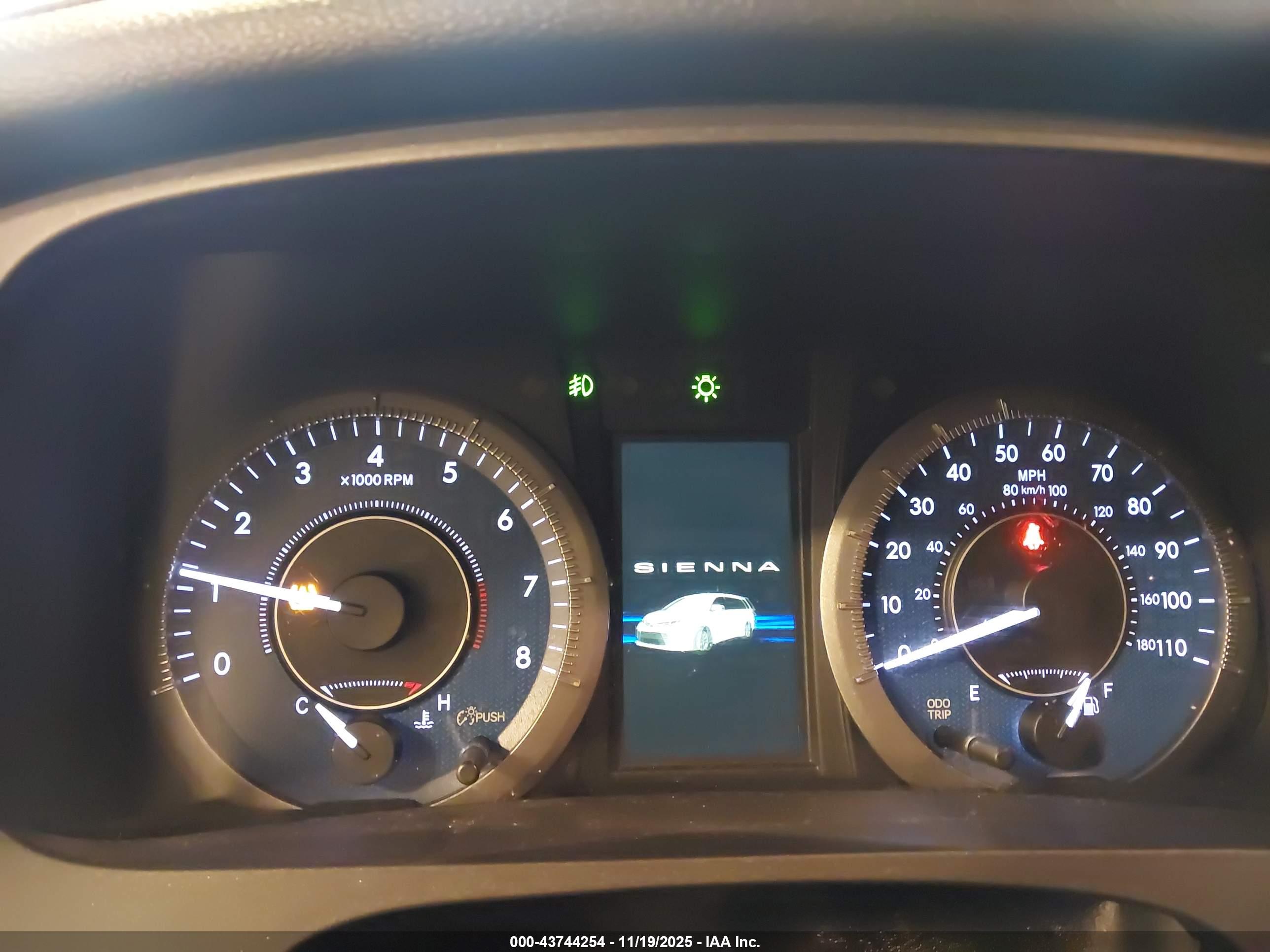 TOYOTA SIENNA image 7