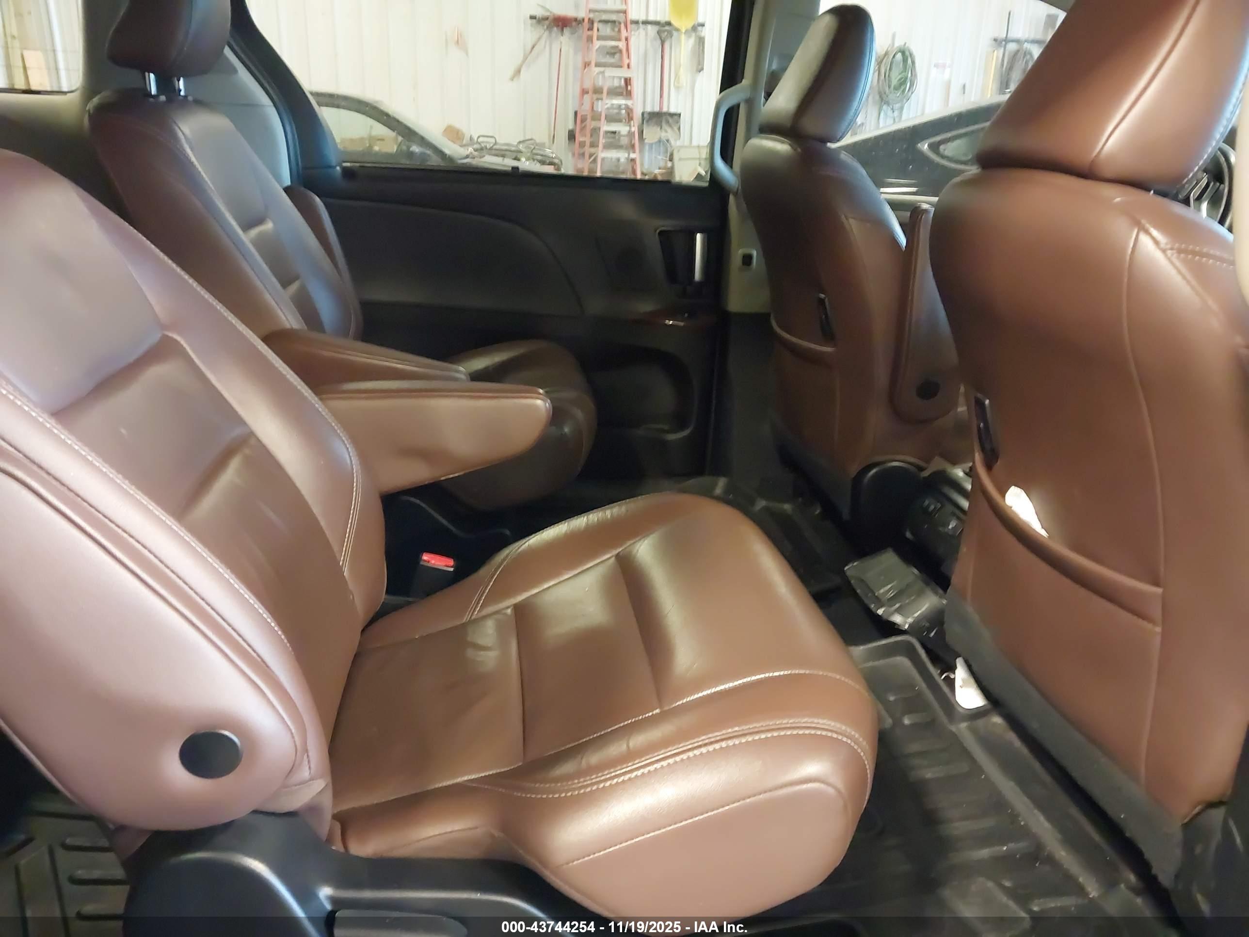 TOYOTA SIENNA image 8