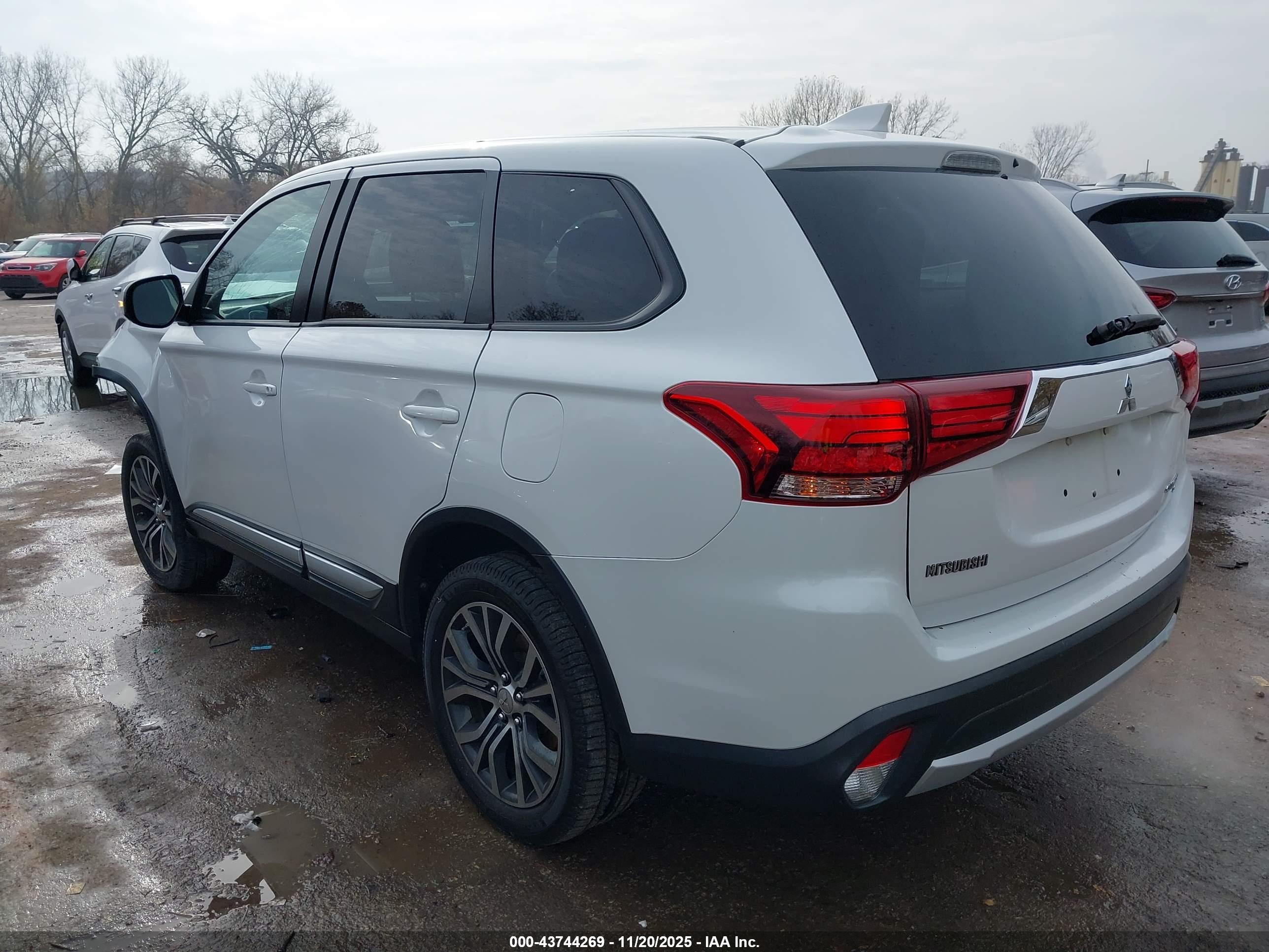 MITSUBISHI OUTLANDER image 3
