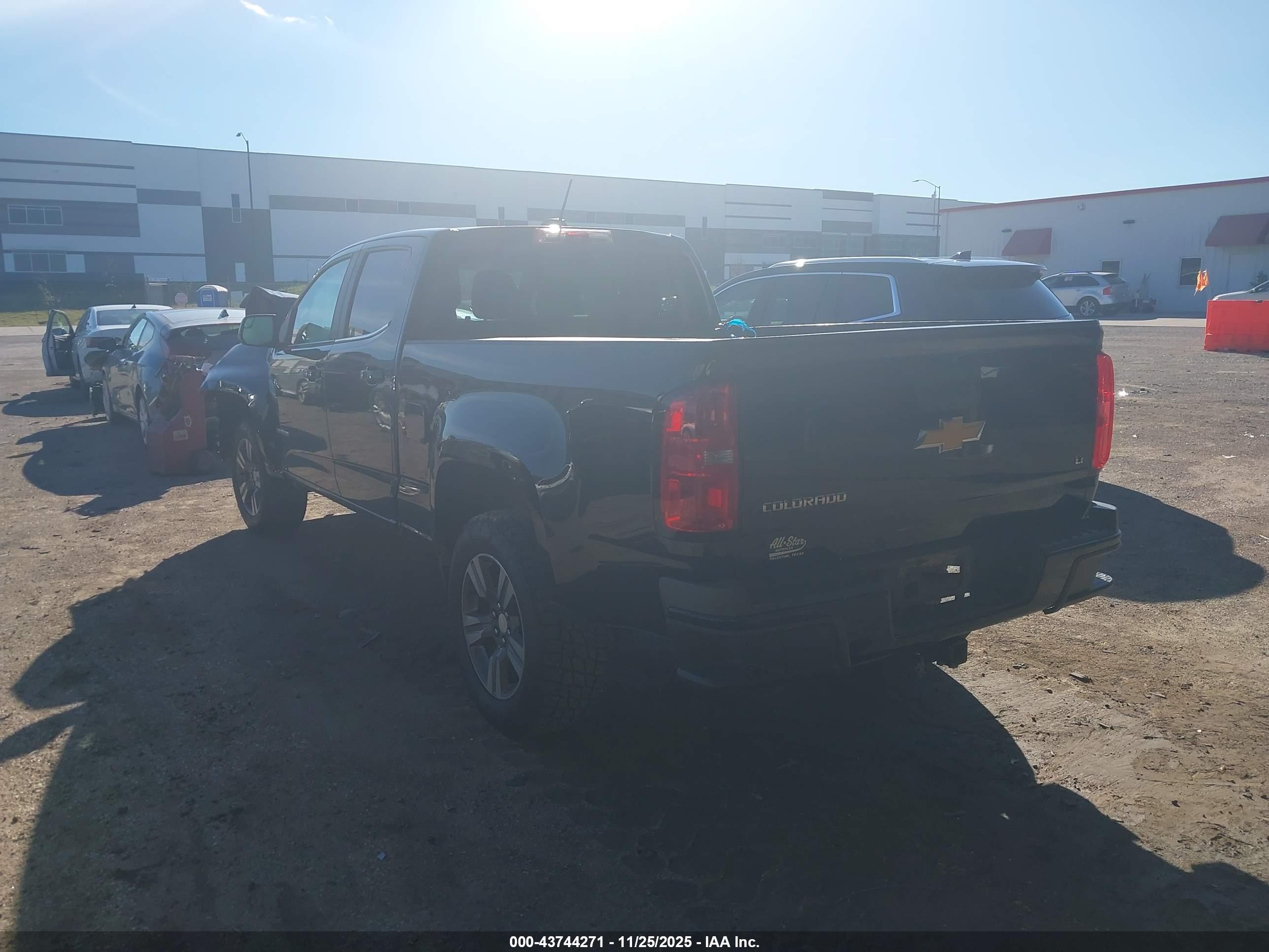 CHEVROLET COLORADO image 3