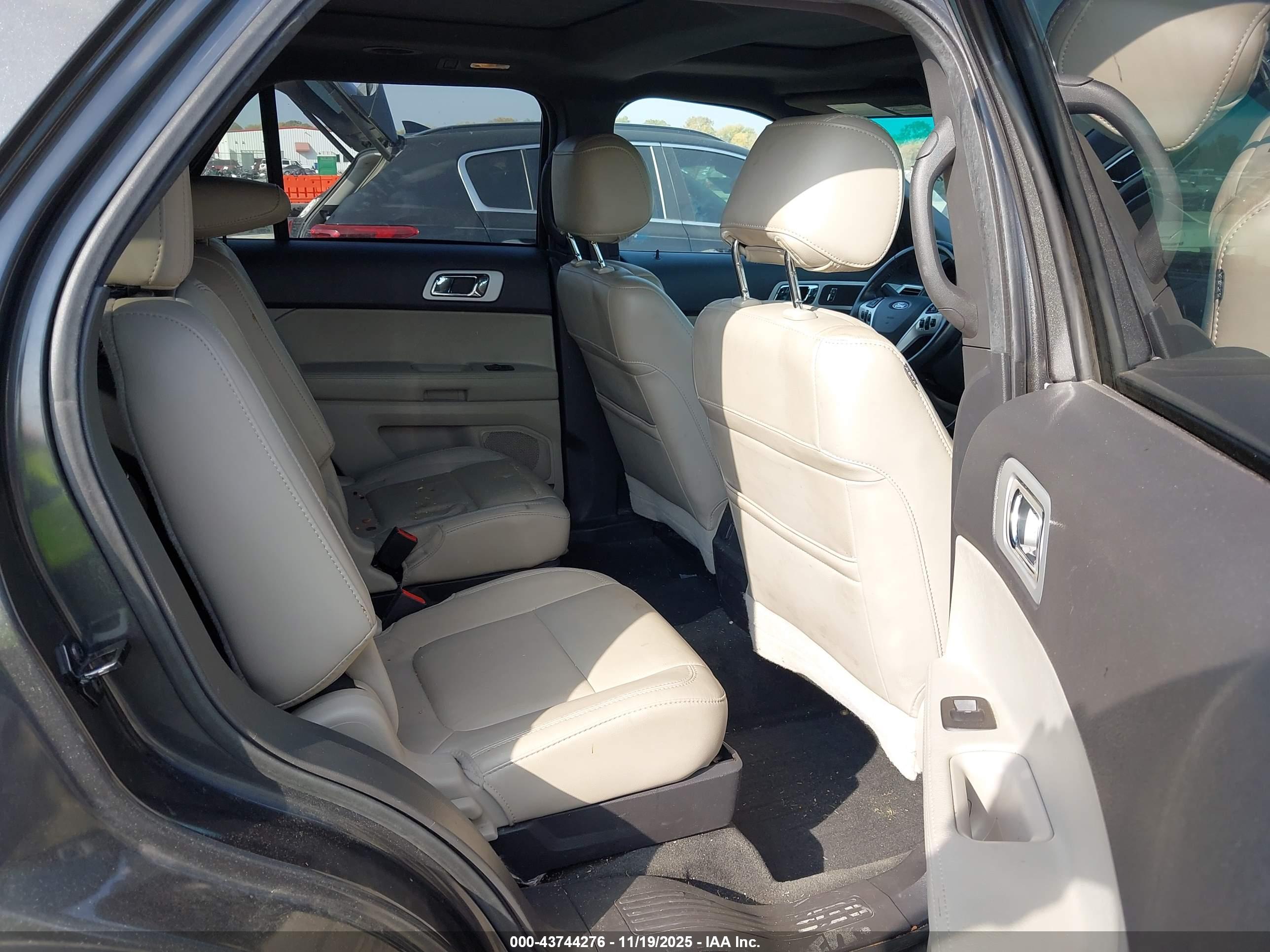 FORD EXPLORER image 8
