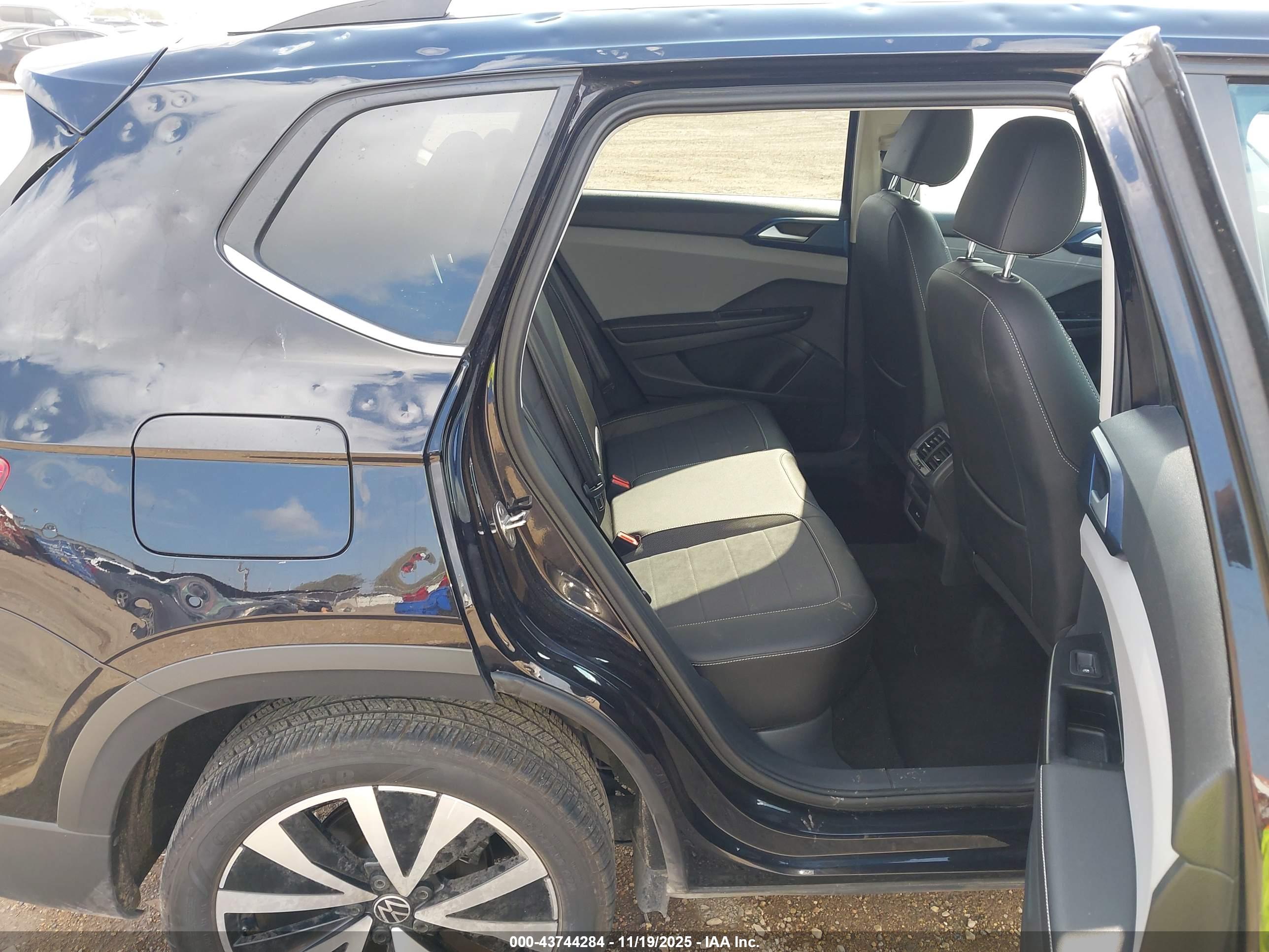 VOLKSWAGEN TAOS image 8