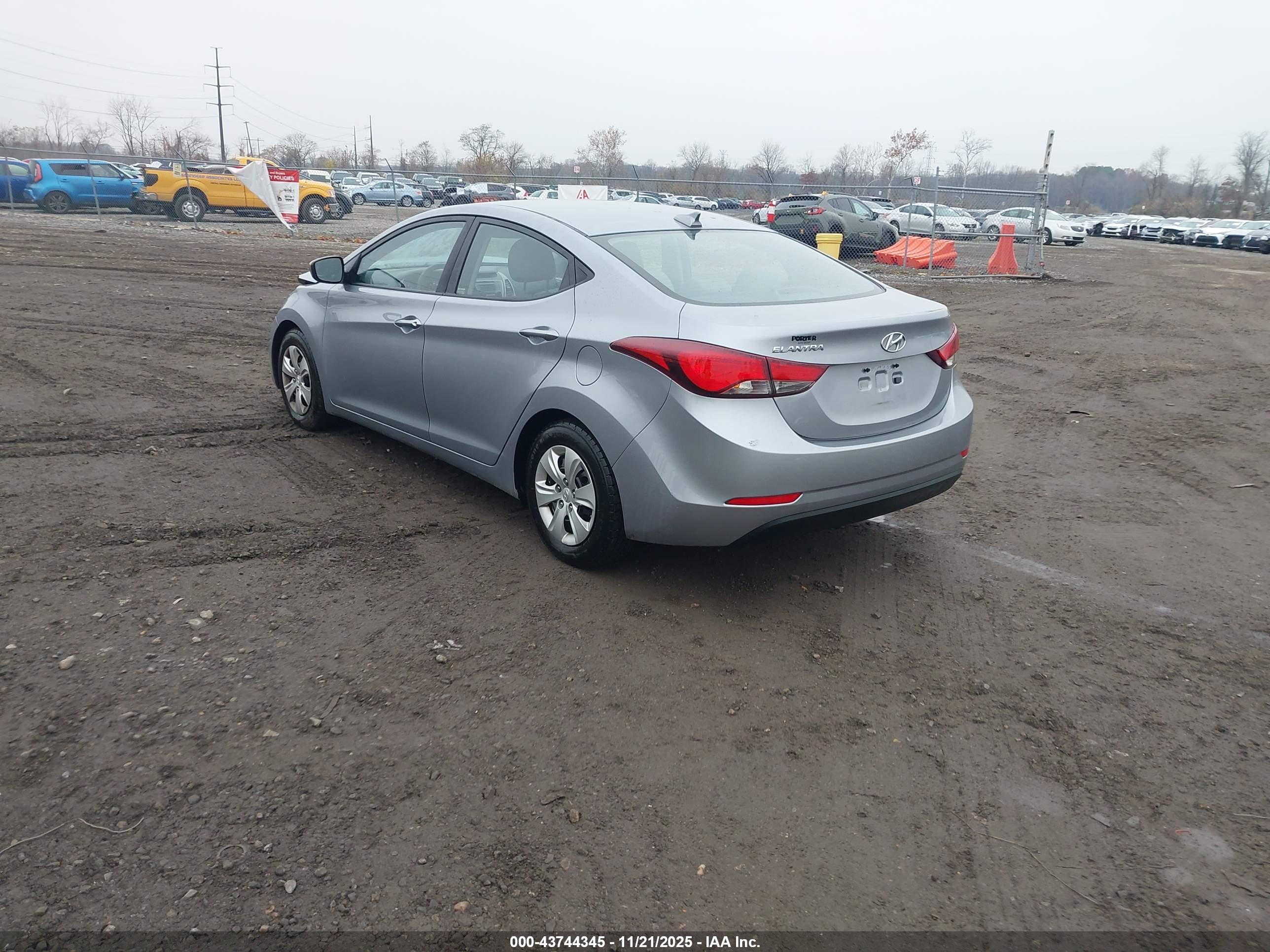 HYUNDAI ELANTRA image 3