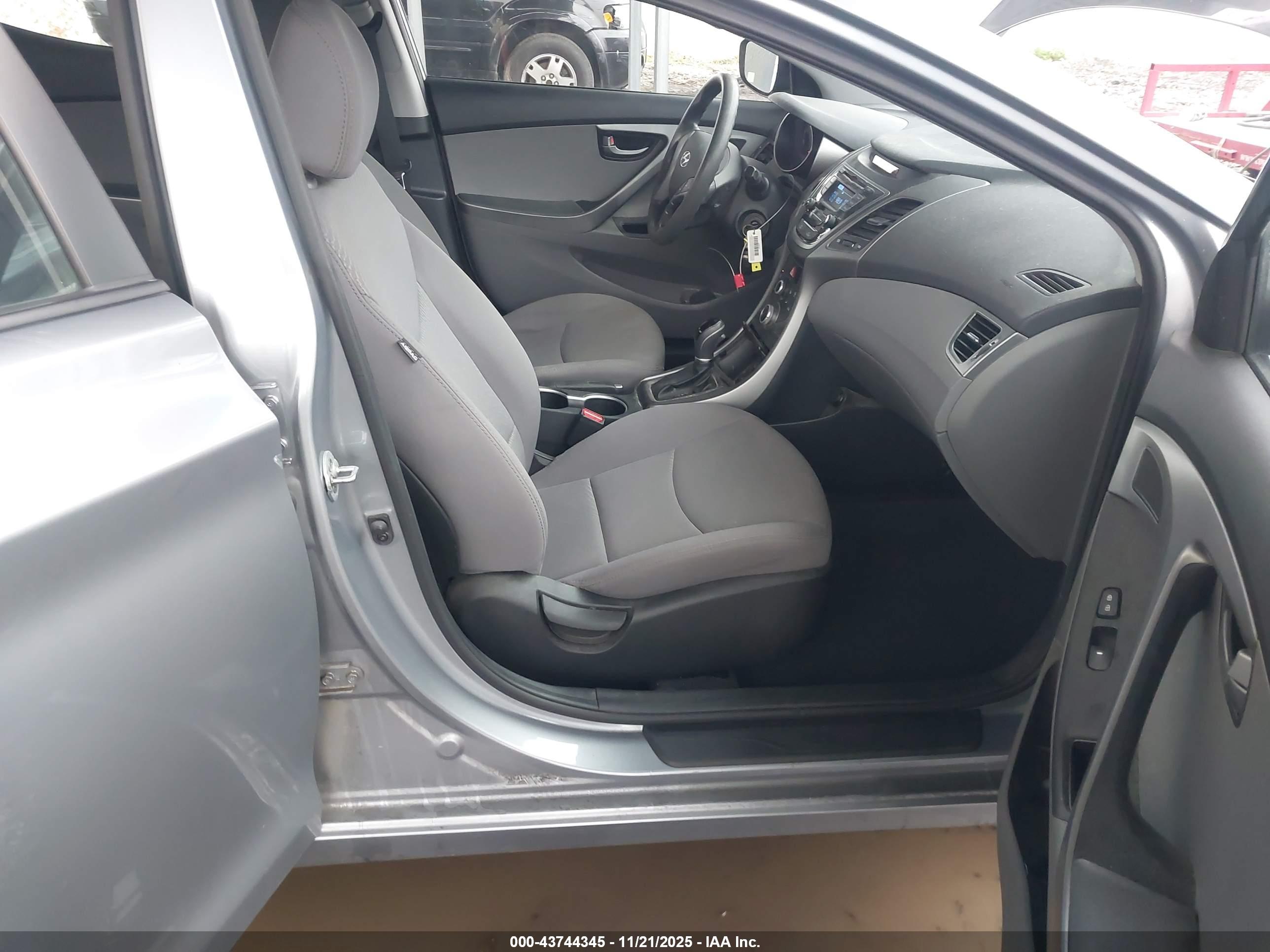 HYUNDAI ELANTRA image 5