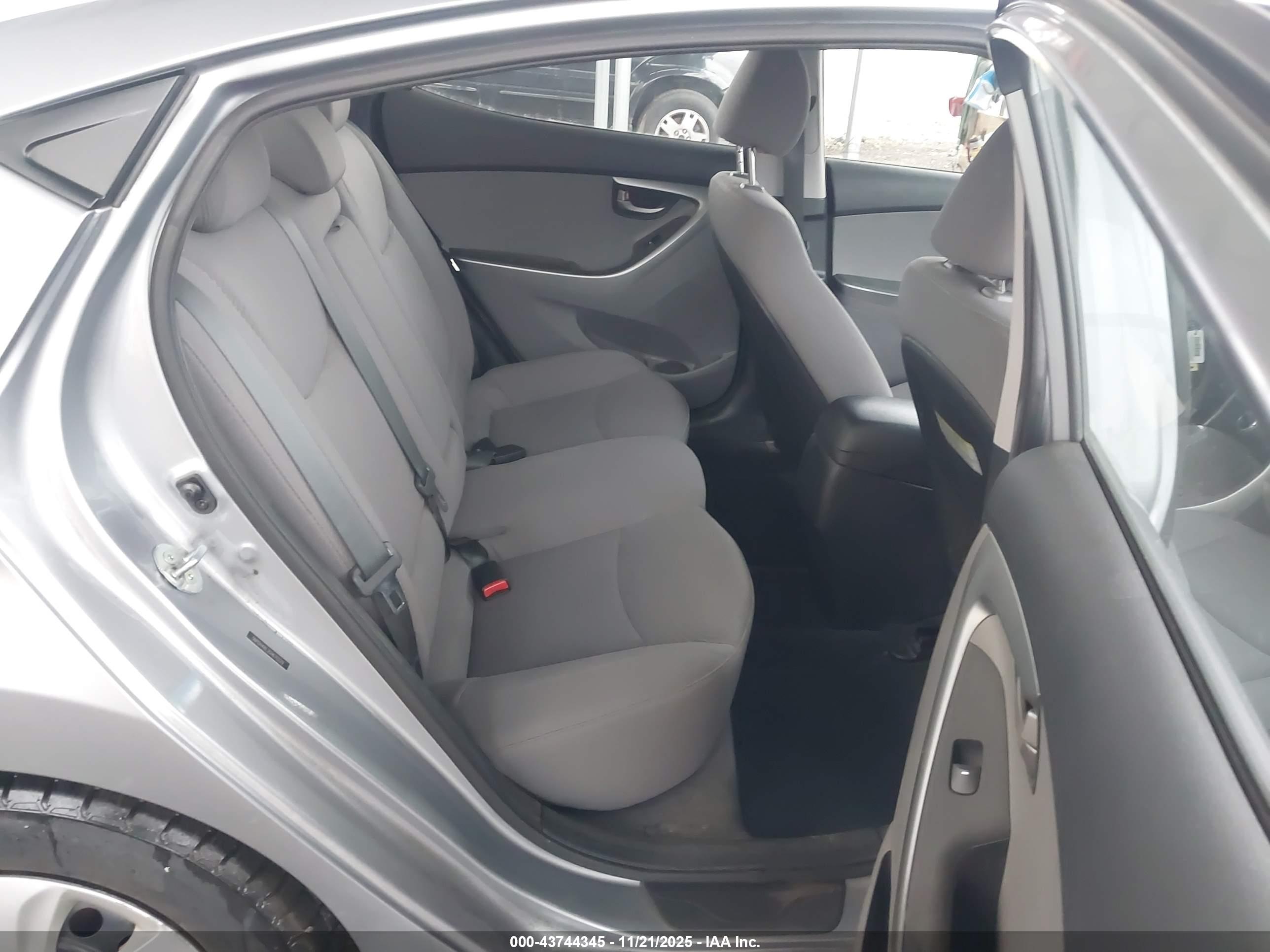 HYUNDAI ELANTRA image 8