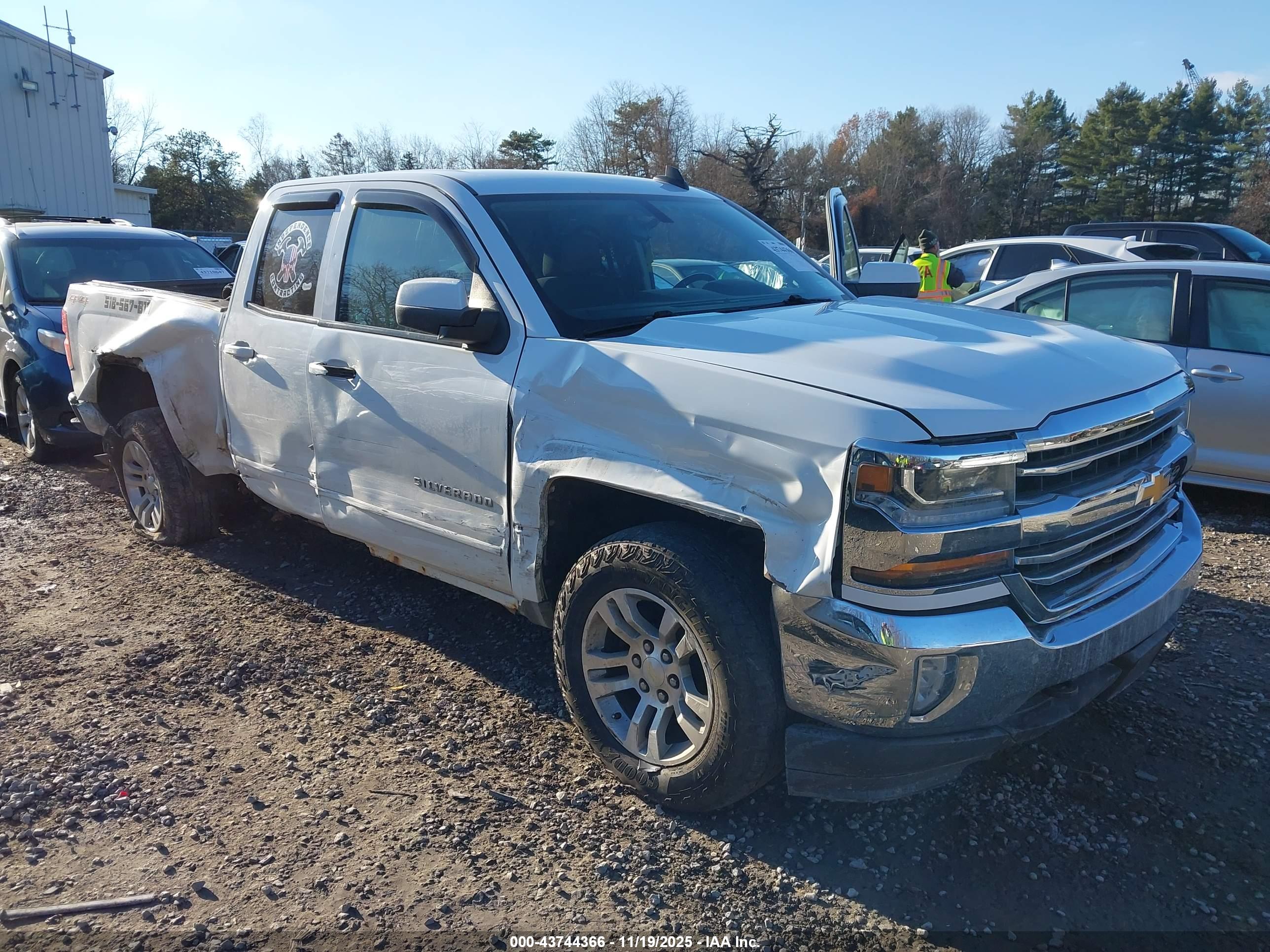 CHEVROLET SILVERADO image 6