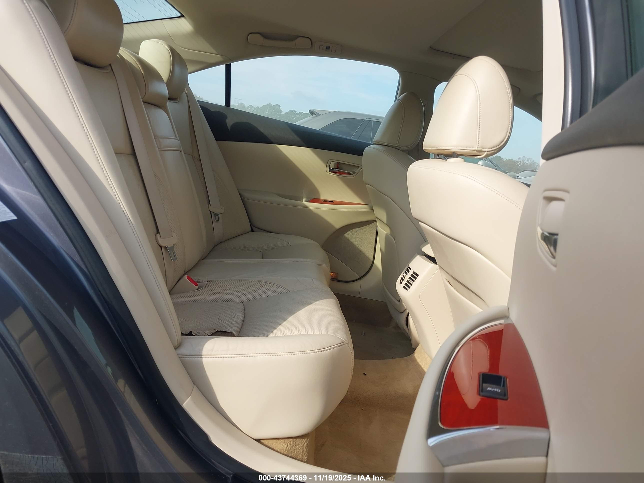 LEXUS ES image 8