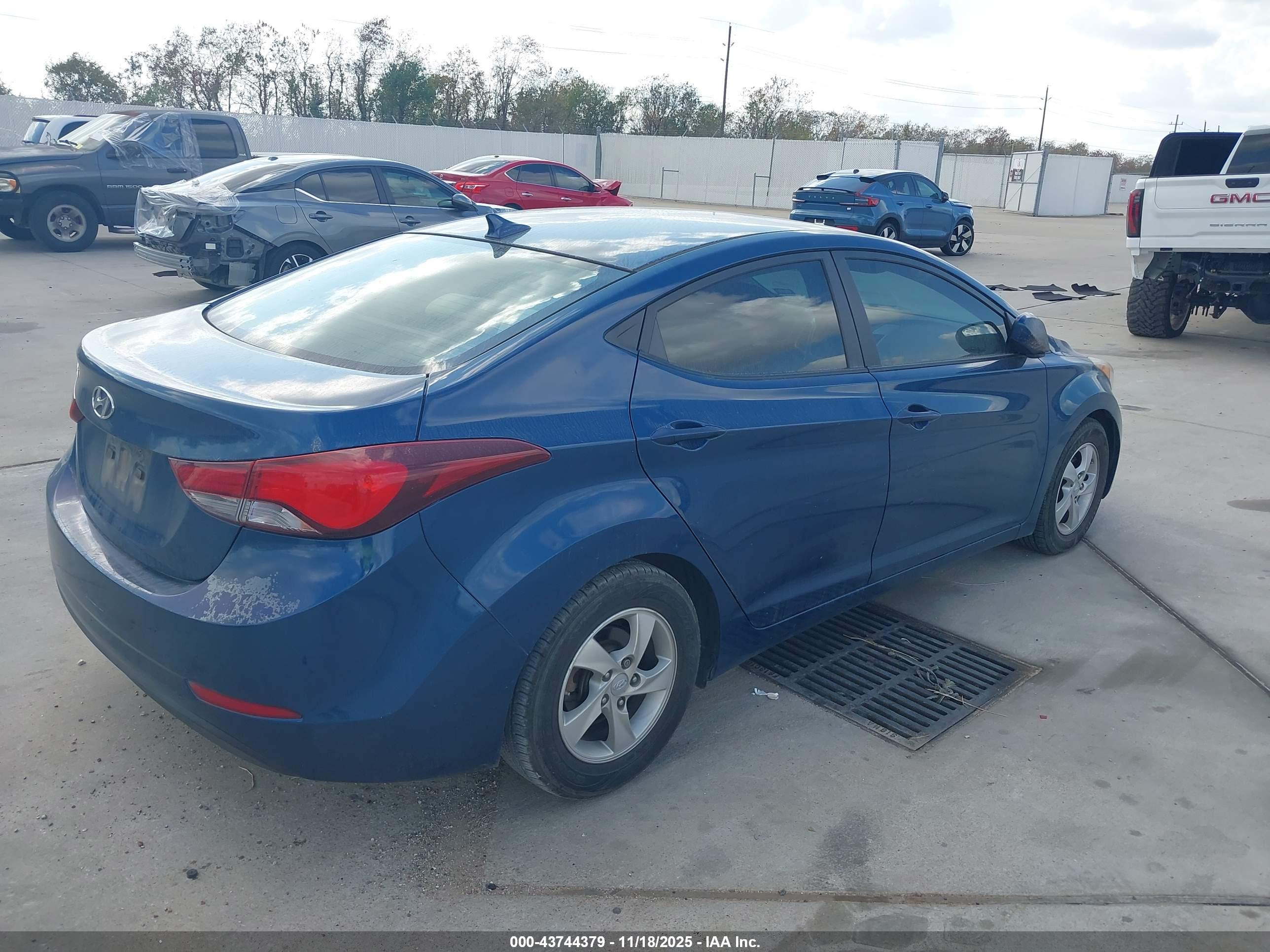 HYUNDAI ELANTRA image 4