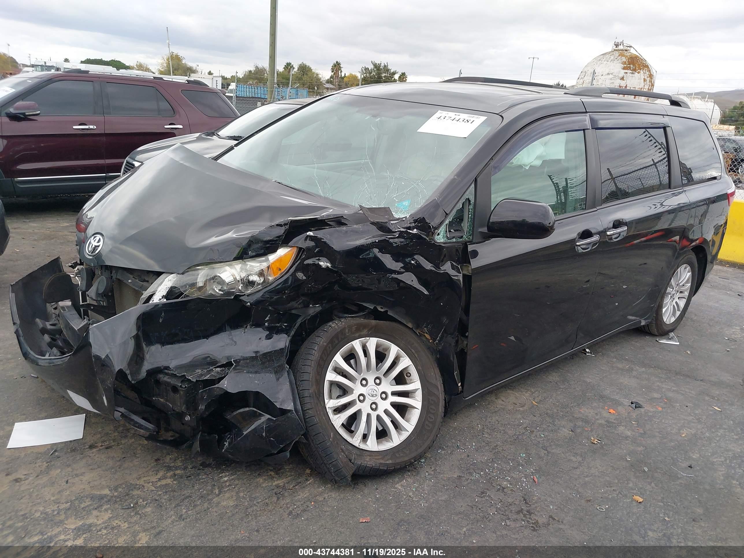 TOYOTA SIENNA image 2