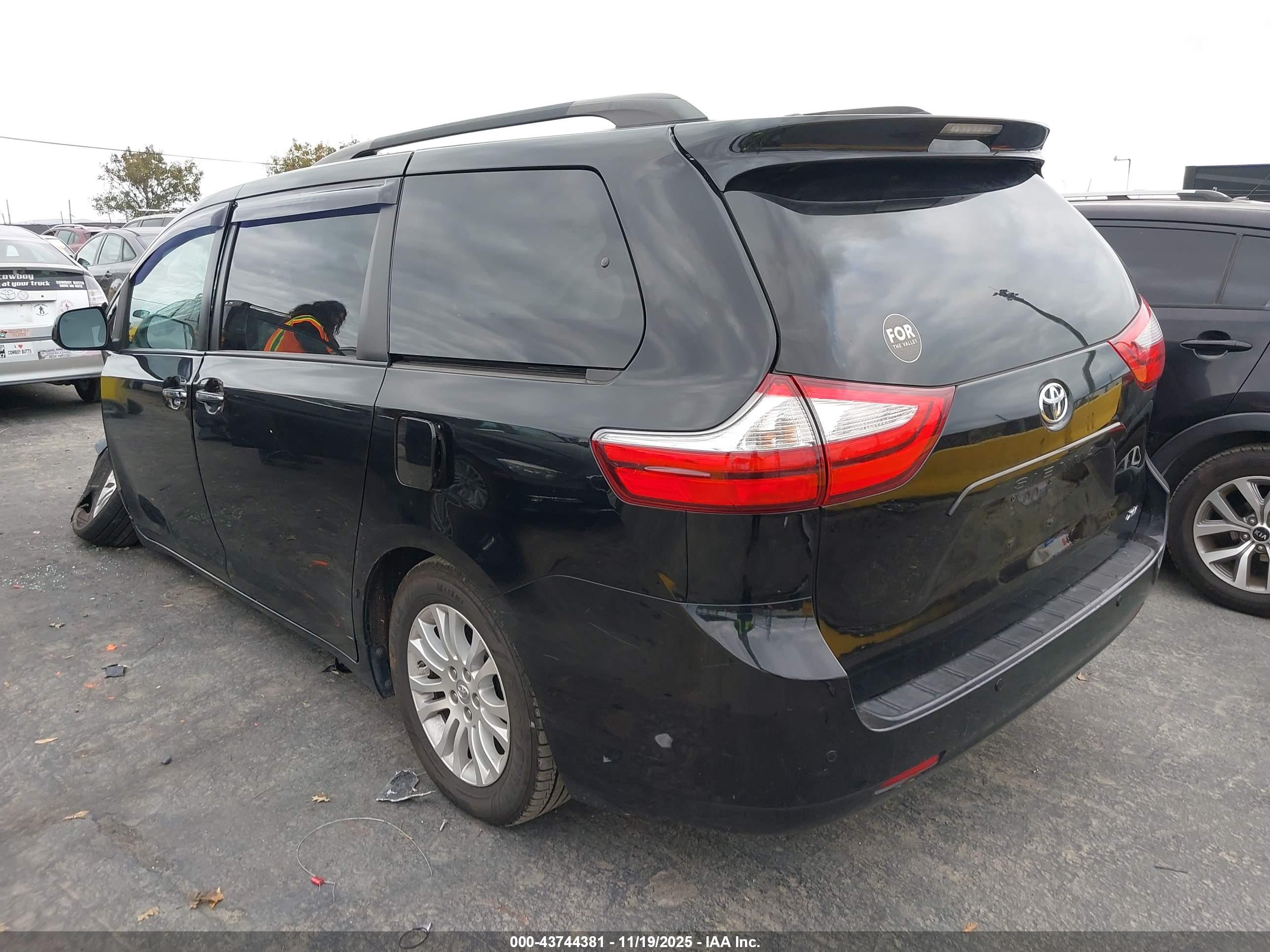 TOYOTA SIENNA image 3