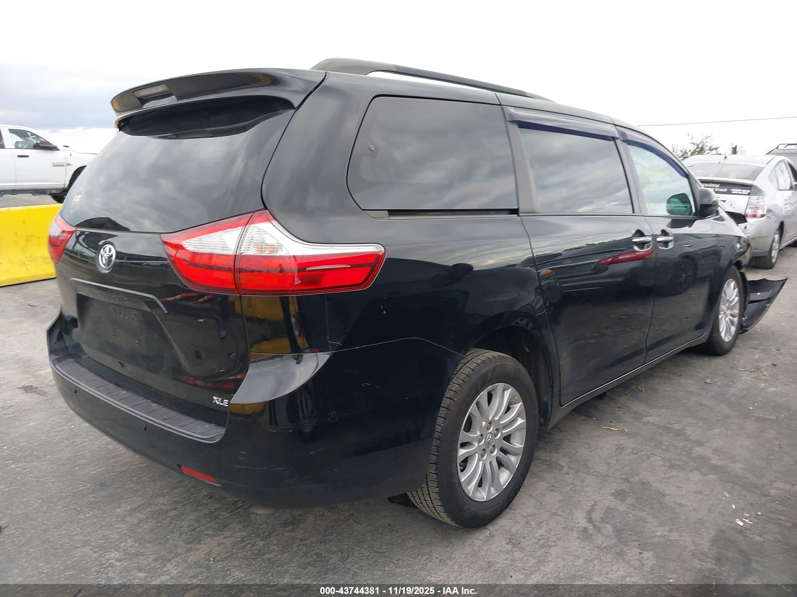 TOYOTA SIENNA image 4