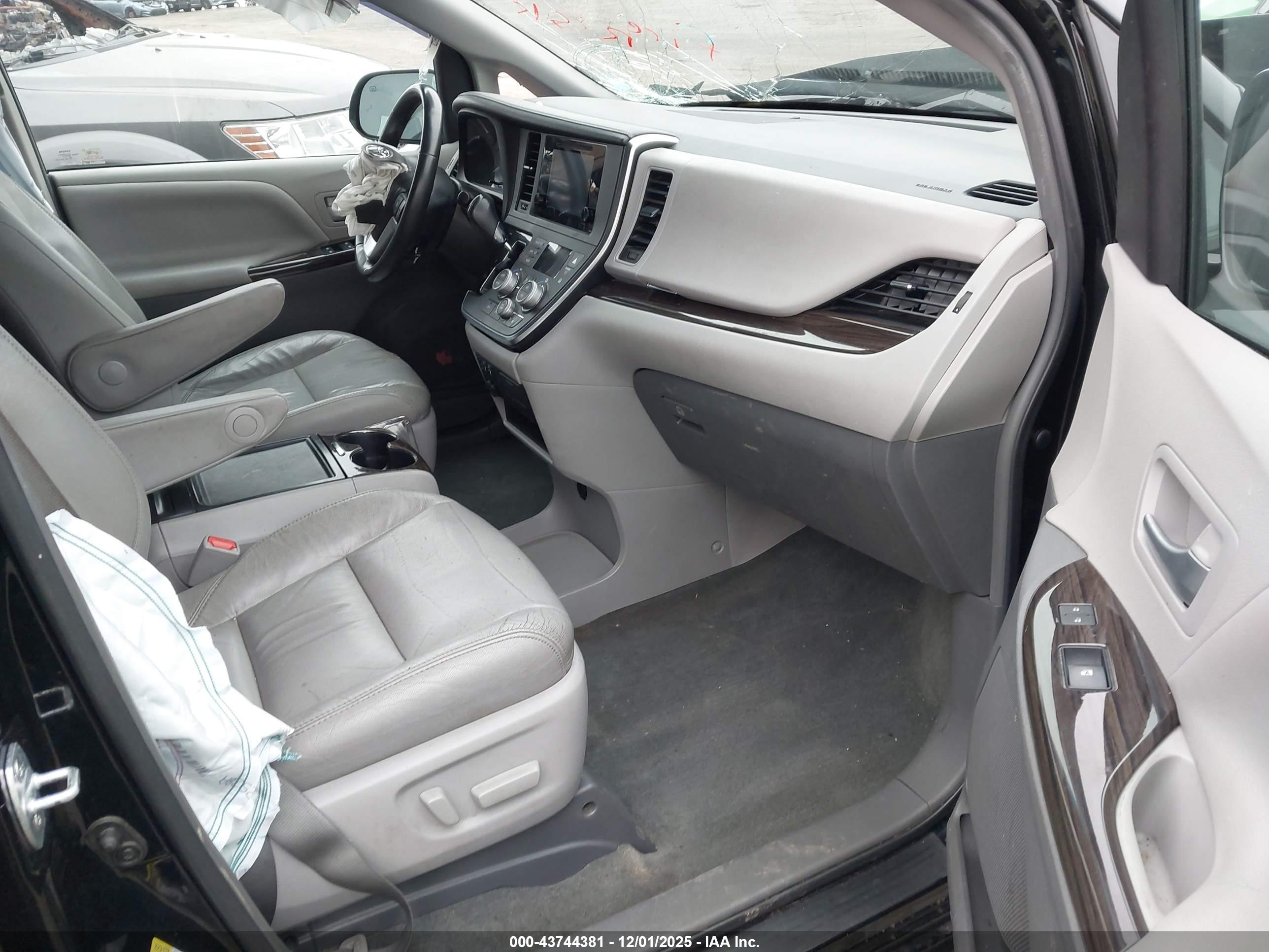 TOYOTA SIENNA image 5