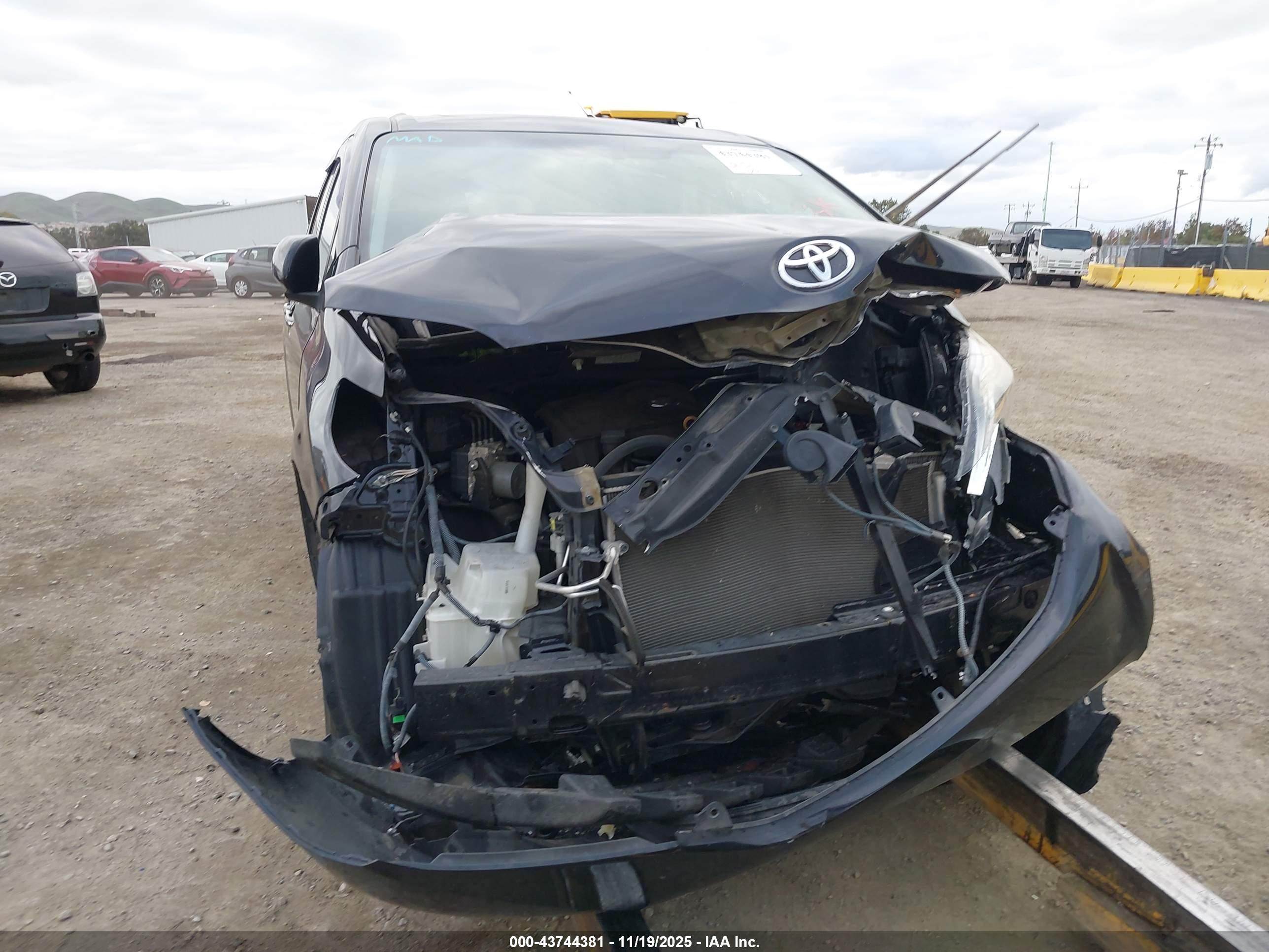 TOYOTA SIENNA image 6