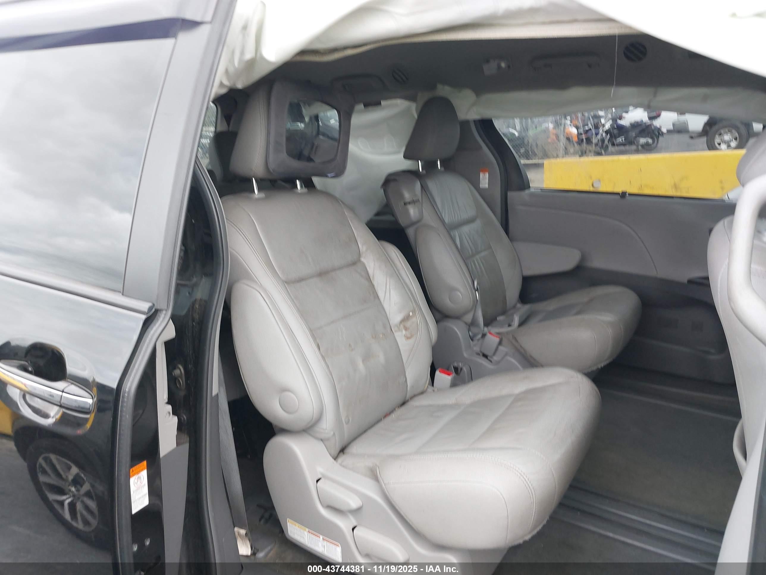 TOYOTA SIENNA image 8