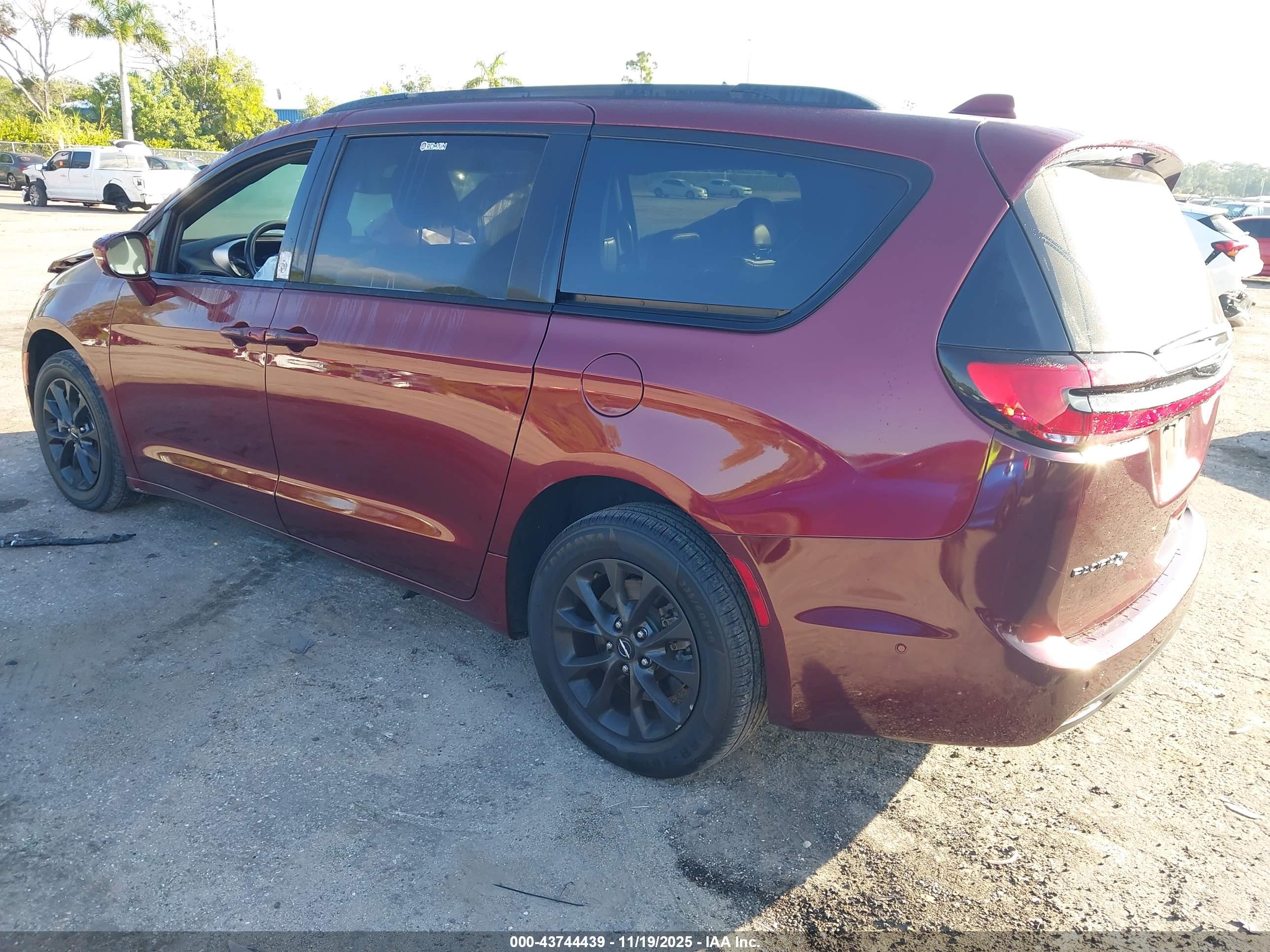 CHRYSLER PACIFICA image 3