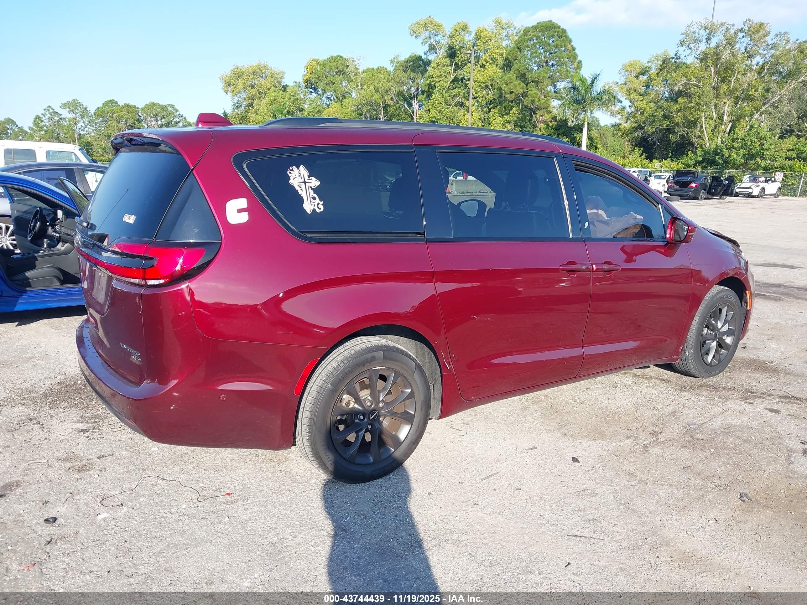 CHRYSLER PACIFICA image 4