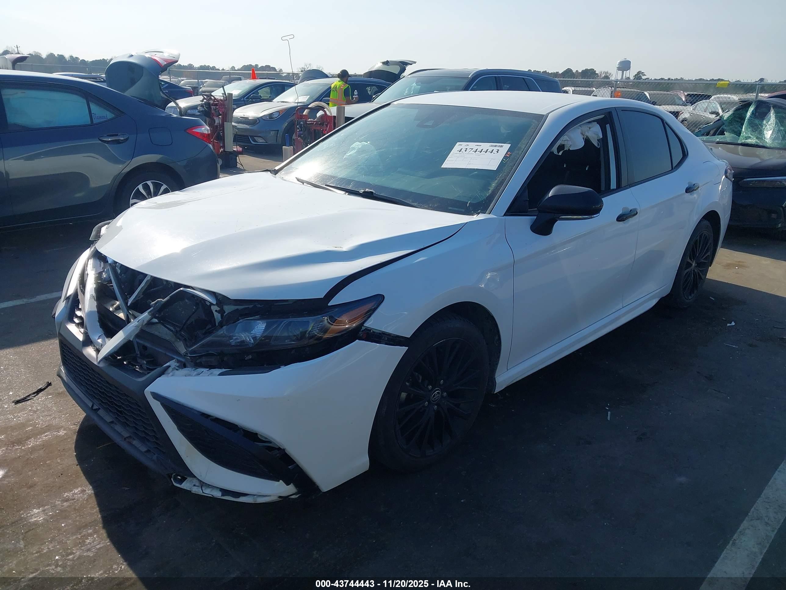 TOYOTA CAMRY image 2