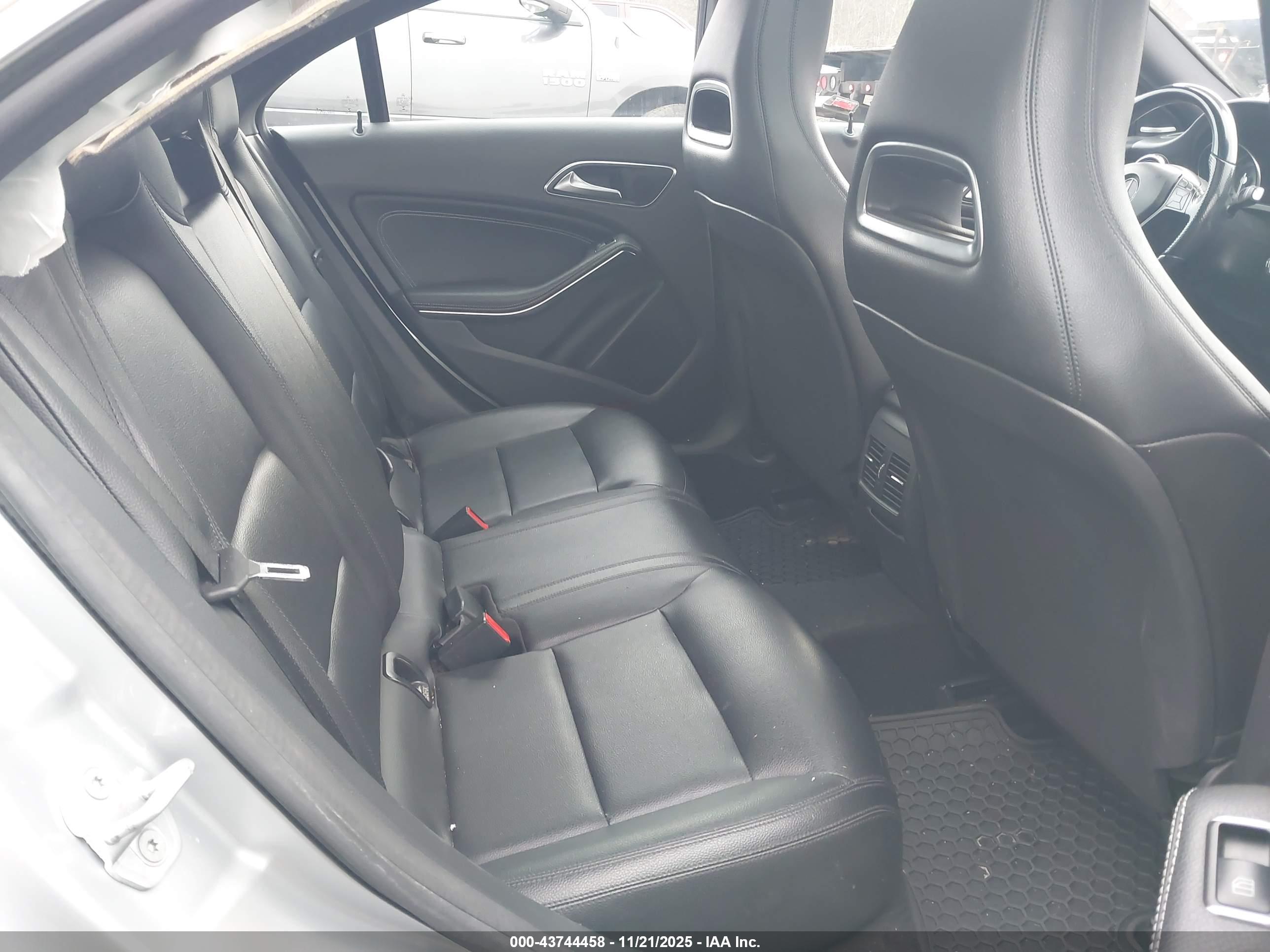 MERCEDES-BENZ CLA image 8